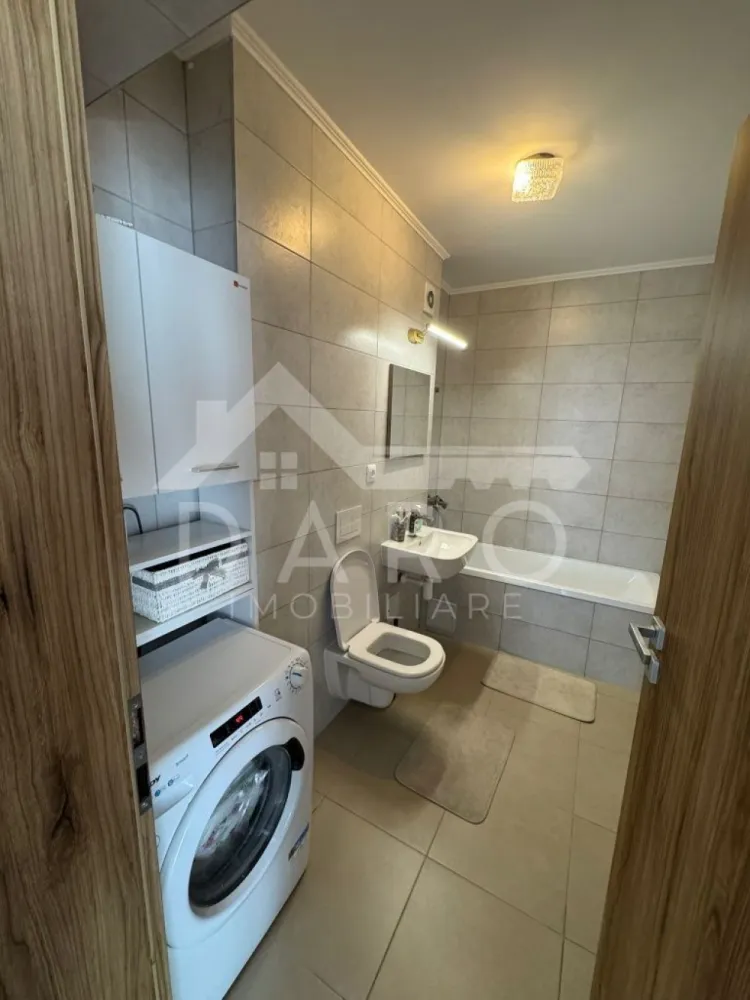 🏡 Apartament de închiriat 3 camere | Maurer Residence | - 🏡 Apartament de închiriat 3 camere | Maurer Residence | Parcare + boxă | Complet mobilat | Disponibil imediat 🔥 ✨ Descriere: Se oferă spre închiriere un apartament cu 3 camere, situat în complexul Maurer Residence, una dintre cele mai căutate zone din Târgu Mureș. Apartamentul este modern, bine compartimentat și proaspăt zugrăvit (octombrie), fiind pregătit pentru mutare imediată. 🛋️ Compartimentare: • Hol • Living spațios cu bucătărie open-space • 2 dormitoare • Baie • Balcon mare 💎 Dotări complete: ✔ 2 televizoare ✔ frigider ✔ mașină de spălat rufe ✔ mașină de spălat vase ✔ cuptor + plită inducție ✔ cuptor cu microunde ✔ espressor cafea ☕ 🚗 Extra beneficii: ✔ loc de parcare chiar la intrarea în bloc ✔ boxă de depozitare la subsol ✔ apartament curat, îngrijit ✔ disponibil imediat 🌿 Avantaje Maurer Residence: ✔ zonă modernă, foarte căutată ✔ spații verzi și zone de relaxare ✔ acces rapid către oraș 💰 Garanție: contravaloarea unei chirii 📞 Detalii și vizionări: Coman Maria – 0749 535 729 🤝 Proprietate promovată prin Daro Imobiliare 🥝 Prin Kiwi Finance beneficiezi de: ✔ consultanță financiară GRATUITĂ ✔ oferte de la peste 12 bănci colaboratoare ✔ suport complet până la obținerea creditului }}