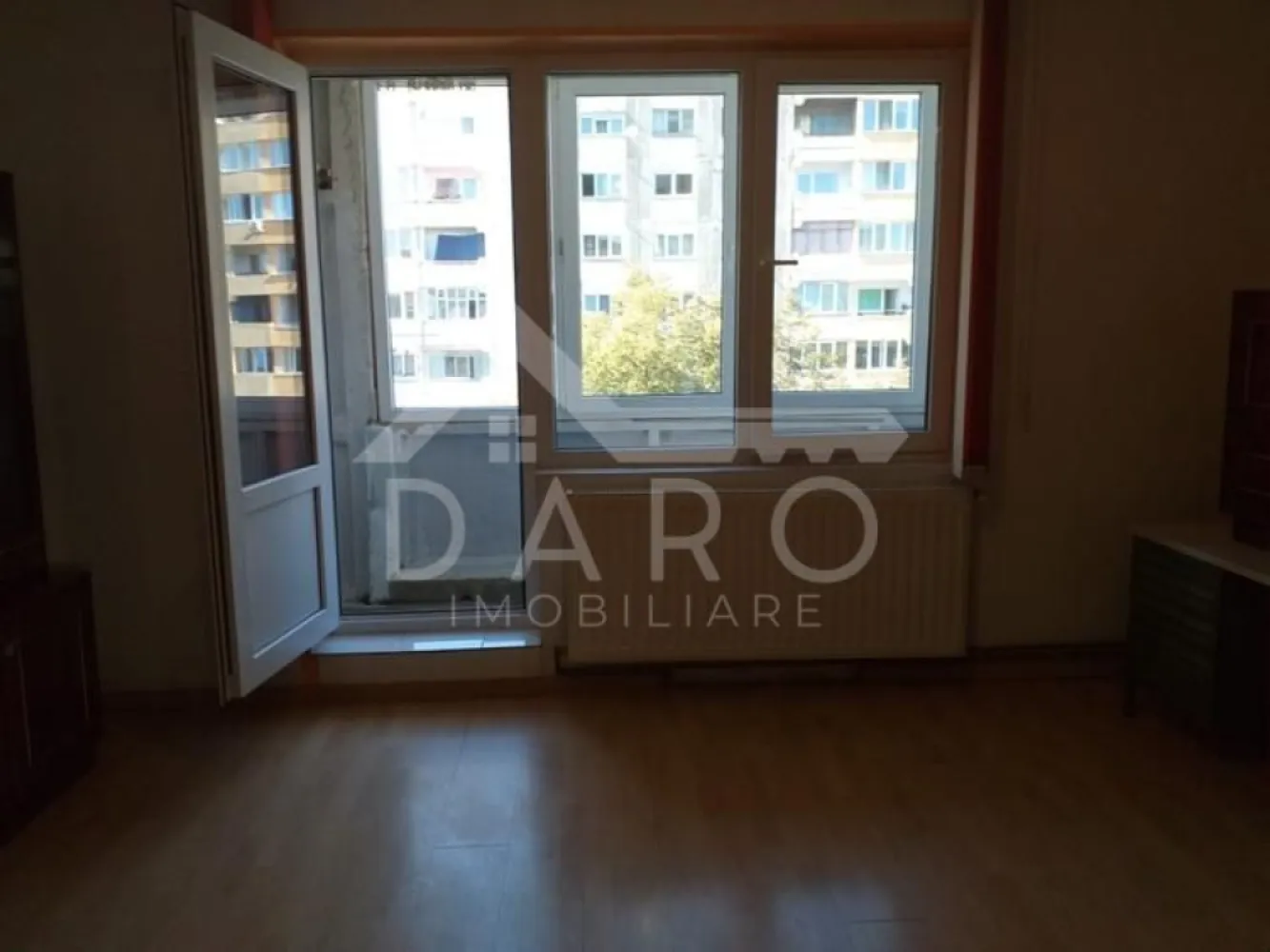 Garsoniera 34 mp, zona Dambu Pietros - 🏡 De vânzare garsonieră | 34 mp | Etaj 3 | Bd. 1848 | 60.000 € (negociabil) ✨ Descriere: Se oferă spre vânzare garsonieră situată în Târgu Mureș, pe Bulevardul 1848, într-o zonă accesibilă, cu toate facilitățile la îndemână. Locuința are o suprafață de 34 mp și este poziționată la etajul 3, fiind potrivită atât pentru locuit, cât și pentru investiție (închiriere). 🏠 Compartimentare: • Cameră • Bucătărie • Baie • Hol 🔧 Dotări: ✔ geamuri termopan ✔ gaz ✔ toate utilitățile disponibile ✔ apartament funcțional, ușor de personalizat 📍 Locație: ✔ Bd. 1848 ✔ acces rapid la magazine, transport public ✔ zonă bine conectată 💰 Preț: 60.000 € (negociabil) 📞 Detalii și vizionări: Coman Maria - 0749 535 729 🤝 Proprietate promovată prin Daro Imobiliare 🥝 Prin Kiwi Finance beneficiezi de: ✔ consultanță financiară GRATUITĂ ✔ oferte de la peste 12 bănci colaboratoare ✔ alegerea celei mai bune variante de credit ✔ suport complet până la obținerea finanțării