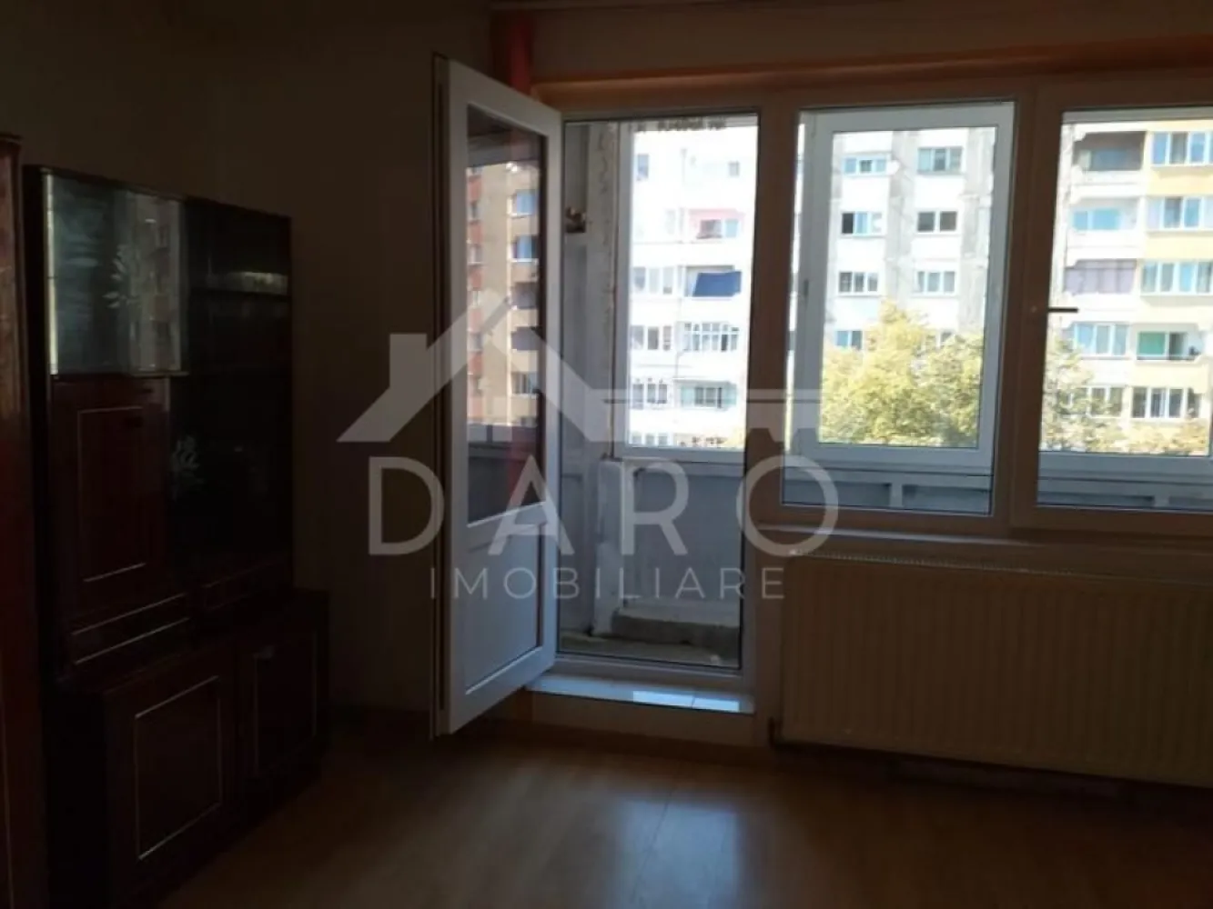 Garsoniera 34 mp, zona Dambu Pietros - 🏡 De vânzare garsonieră | 34 mp | Etaj 3 | Bd. 1848 | 60.000 € (negociabil) ✨ Descriere: Se oferă spre vânzare garsonieră situată în Târgu Mureș, pe Bulevardul 1848, într-o zonă accesibilă, cu toate facilitățile la îndemână. Locuința are o suprafață de 34 mp și este poziționată la etajul 3, fiind potrivită atât pentru locuit, cât și pentru investiție (închiriere). 🏠 Compartimentare: • Cameră • Bucătărie • Baie • Hol 🔧 Dotări: ✔ geamuri termopan ✔ gaz ✔ toate utilitățile disponibile ✔ apartament funcțional, ușor de personalizat 📍 Locație: ✔ Bd. 1848 ✔ acces rapid la magazine, transport public ✔ zonă bine conectată 💰 Preț: 60.000 € (negociabil) 📞 Detalii și vizionări: Coman Maria - 0749 535 729 🤝 Proprietate promovată prin Daro Imobiliare 🥝 Prin Kiwi Finance beneficiezi de: ✔ consultanță financiară GRATUITĂ ✔ oferte de la peste 12 bănci colaboratoare ✔ alegerea celei mai bune variante de credit ✔ suport complet până la obținerea finanțării }}