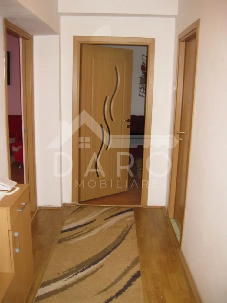 🏡 De vânzare apartament 2 camere | 62 mp | Gheorghe Doja - 🏡 De vânzare apartament 2 camere | 62 mp | Etaj 1 | Zona Doja | 93.000 € | Spațios & liniștit ✨ Descriere: Se oferă spre vânzare apartament cu 2 camere, decomandat, cu o suprafață generoasă de 62 mp, situat la etajul 1, într-un bloc solid din cărămidă, foarte bine construit. 📍 Localizare excelentă: Str. Gheorghe Doja – vis-a-vis de Liceul de Chimie ✔ zonă de case, liniștită și aerisită ✔ bloc retras de la drumul principal ✔ parculeț în fața blocului 🌿 ✔ aproape de Metro & Plaza M 🏠 Compartimentare: • Hol generos • Bucătărie foarte spațioasă (posibilitate open-space) • Cămară • Baie • 2 camere mari, decomandate 💎 Avantaje majore: ✔ construcție din cărămidă cu pereți groși (~60 cm) – eficiență energetică ✔ apartament călduros iarna / răcoros vara ✔ geamuri termopan ✔ parchet + gresie ✔ ușă metalică ✔ loc de parcare în fața blocului 🔥 Ideal pentru: ✔ familie sau cuplu ✔ cei care caută liniște ✔ investiție sigură 💰 Preț: 93.000 € 🚨 Vrei să cumperi prin credit? Avantajul tău real: 🥝 Prin Kiwi Finance obții: ✔ consultanță financiară 100% GRATUITĂ ✔ acces la peste 12 bănci colaboratoare ✔ alegem cea mai bună ofertă pentru tine ✔ negociem dobânda în favoarea ta ✔ suport complet până la obținerea creditului 📞 Detalii și vizionări: Coman Maria – 0749 535 729 🤝 Proprietate promovată prin Daro Imobiliare 🔥 #hashtaguri: #vanzare #targumures #doja #apartament2camere #plazam #investitie #kiwifinance #creditipotecar #daroimobiliare #imobiliare