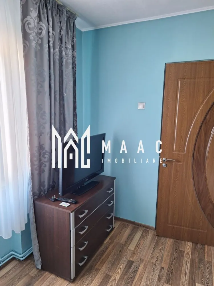Apartament | 2 camere | Balcon | 45 MPU | Terezian - Maac Imobiliare vă propune spre închiriere un apartament modern, primitor și complet utilat – situat în inima cartierului Terezian, una dintre cele mai dorite zone pentru familii! Descoperiți un apartament semidecomandat, extrem de îngrijit și amenajat cu bun gust, ideal pentru cei care caută confort, liniște și acces imediat la toate facilitățile zonei. Proprietatea se află la etajul 4 al unui bloc solid, construit între 1977–1990, și se bucură de o suprafață utilă de 45 mp, perfect optimizată pentru nevoile unei familii moderne. Compartimentare inteligentă & spații primitoare Acest apartament vă întâmpină cu: Living luminos, ideal pentru momente relaxante Dormitor confortabil, perfect pentru un somn odihnitor Bucătărie complet utilată, cu tot ce aveți nevoie pentru gătit Baie modernizată, curată și funcțională Hol generos, ce oferă fluiditate întregului spațiu Balcon perfect pentru cafea și relaxare Cămară suplimentară, excelentă pentru depozitare Apartamentul se închiriază mobilat complet, astfel încât vă puteți muta imediat, fără griji și fără alte investiții! Dotări care fac diferența Centrală termică proprie – costuri mici și temperatură optimă Aer condiționat – confort garantat vara Izolație exterioară – economie la consumul de energie Electrocasnice incluse, gata de utilizat. Condiții de închiriere: Se percepe un comision în cuantumul unei chirii lunare. Nu este pet-friendly. Pentru mai multe detalii și programarea unei vizionări, vă invităm să contactați Maac Imobiliare, specificând CP2823821 }}