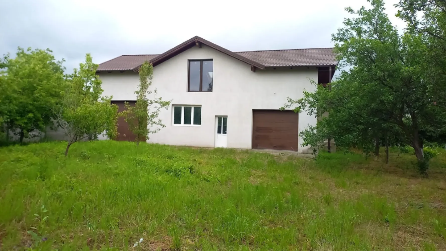 BRASADAS vinde casa individuala zona Odoreului. - Agenția imobiliara BRASADAS vinde prin REPREZENTARE EXCLUSIVA casa individuala situata in Martinesti, strada Izvoarelor, in zona Odoreului. Www.brasadas.com. }}