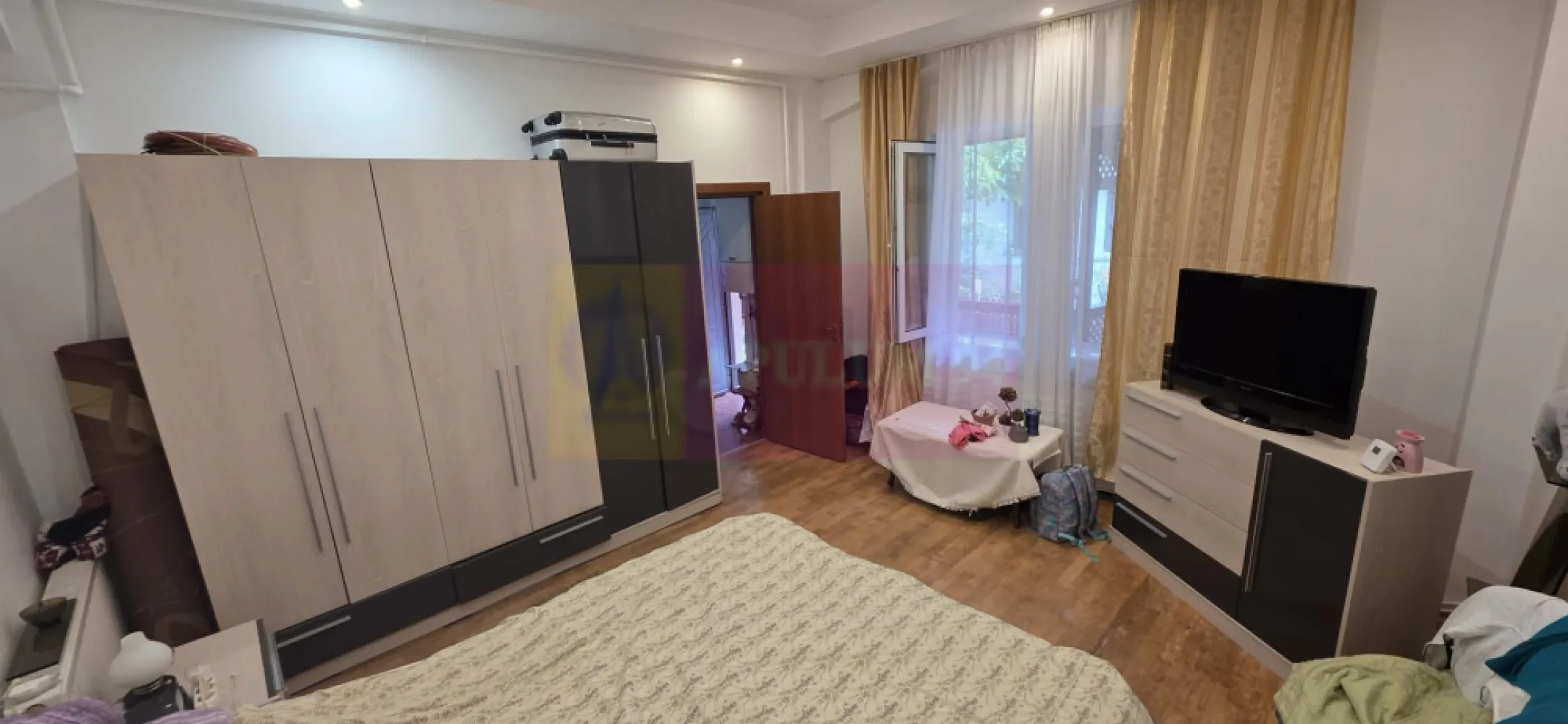 Apartament 2 camere de vanzare in Sinaia - Apartament cu 2 camere de vânzare în vilă – Sinaia, cu curte proprie și foișor

Agenția Imobiliară Mervani vă propune spre vânzare un apartament cu 2 camere, situat într-o vilă cu doar 6 apartamente, într-o zonă liniștită și accesibilă, în apropierea zonei centrale a orașului Sinaia.

Apartamentul este amplasat la demisolul vilei și oferă avantajul unui spațiu exterior propriu, format dintr-o zonă verde amenajată cu flori, terasă și foișor – un loc ideal pentru relaxare în aer liber. Proprietatea beneficiază și de acces la o parcare auto comună.

Locuința are o suprafață utilă de 55 mp și este compartimentată eficient:

hol de acces;
cameră de zi;
dormitor;
bucătărie;
baie cu duș;
grup sanitar.

Apartamentului îi revine și un teren aferent în suprafață de 23 mp, oferind un plus de confort și intimitate.

Vila este construită din cărămidă, având fundație și planșeu din beton, ceea ce asigură o construcție solidă și durabilă. Apartamentul este dotat cu tâmplărie PVC cu geam termopan și dispune de centrală termică proprie pe gaz.

Proprietatea se vinde mobilată și utilată, fiind pregătită pentru mutare imediată, fără investiții suplimentare majore.

Datorită poziționării aproape de centrul orașului Sinaia și a beneficiilor oferite – curte proprie, terasă, foișor și parcare – acest apartament reprezintă o alegere excelentă atât pentru locuință permanentă, casă de vacanță la munte, cât și pentru investiție în regim hotelier.

Pentru mai multe informații și programarea unei vizionări, contactați:

Agenția Imobiliară Mervani
📞 0729 935 536