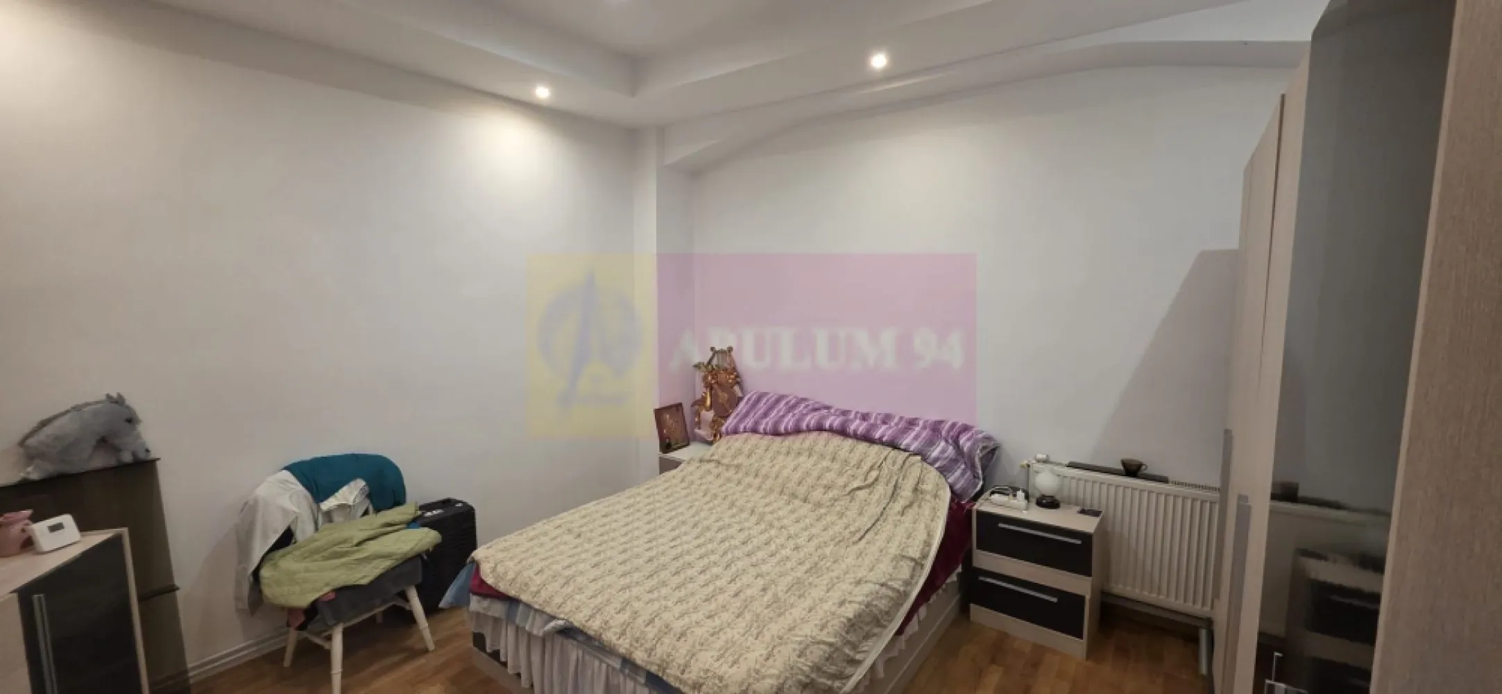 Apartament 2 camere de vanzare in Sinaia - Apartament cu 2 camere de vânzare în vilă – Sinaia, cu curte proprie și foișor

Agenția Imobiliară Mervani vă propune spre vânzare un apartament cu 2 camere, situat într-o vilă cu doar 6 apartamente, într-o zonă liniștită și accesibilă, în apropierea zonei centrale a orașului Sinaia.

Apartamentul este amplasat la demisolul vilei și oferă avantajul unui spațiu exterior propriu, format dintr-o zonă verde amenajată cu flori, terasă și foișor – un loc ideal pentru relaxare în aer liber. Proprietatea beneficiază și de acces la o parcare auto comună.

Locuința are o suprafață utilă de 55 mp și este compartimentată eficient:

hol de acces;
cameră de zi;
dormitor;
bucătărie;
baie cu duș;
grup sanitar.

Apartamentului îi revine și un teren aferent în suprafață de 23 mp, oferind un plus de confort și intimitate.

Vila este construită din cărămidă, având fundație și planșeu din beton, ceea ce asigură o construcție solidă și durabilă. Apartamentul este dotat cu tâmplărie PVC cu geam termopan și dispune de centrală termică proprie pe gaz.

Proprietatea se vinde mobilată și utilată, fiind pregătită pentru mutare imediată, fără investiții suplimentare majore.

Datorită poziționării aproape de centrul orașului Sinaia și a beneficiilor oferite – curte proprie, terasă, foișor și parcare – acest apartament reprezintă o alegere excelentă atât pentru locuință permanentă, casă de vacanță la munte, cât și pentru investiție în regim hotelier.

Pentru mai multe informații și programarea unei vizionări, contactați:

Agenția Imobiliară Mervani
📞 0729 935 536