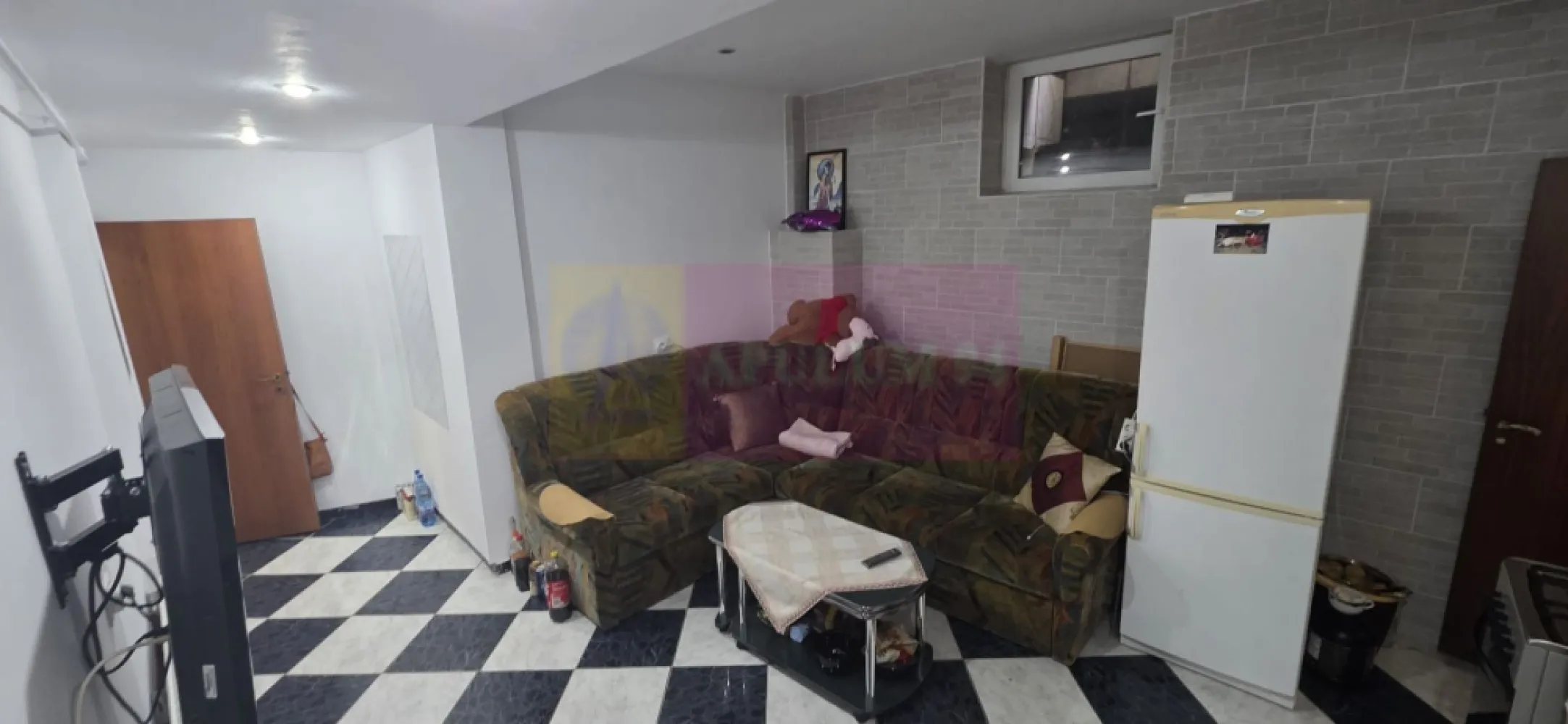 Apartament 2 camere de vanzare in Sinaia - Apartament cu 2 camere de vânzare în vilă – Sinaia, cu curte proprie și foișor

Agenția Imobiliară Mervani vă propune spre vânzare un apartament cu 2 camere, situat într-o vilă cu doar 6 apartamente, într-o zonă liniștită și accesibilă, în apropierea zonei centrale a orașului Sinaia.

Apartamentul este amplasat la demisolul vilei și oferă avantajul unui spațiu exterior propriu, format dintr-o zonă verde amenajată cu flori, terasă și foișor – un loc ideal pentru relaxare în aer liber. Proprietatea beneficiază și de acces la o parcare auto comună.

Locuința are o suprafață utilă de 55 mp și este compartimentată eficient:

hol de acces;
cameră de zi;
dormitor;
bucătărie;
baie cu duș;
grup sanitar.

Apartamentului îi revine și un teren aferent în suprafață de 23 mp, oferind un plus de confort și intimitate.

Vila este construită din cărămidă, având fundație și planșeu din beton, ceea ce asigură o construcție solidă și durabilă. Apartamentul este dotat cu tâmplărie PVC cu geam termopan și dispune de centrală termică proprie pe gaz.

Proprietatea se vinde mobilată și utilată, fiind pregătită pentru mutare imediată, fără investiții suplimentare majore.

Datorită poziționării aproape de centrul orașului Sinaia și a beneficiilor oferite – curte proprie, terasă, foișor și parcare – acest apartament reprezintă o alegere excelentă atât pentru locuință permanentă, casă de vacanță la munte, cât și pentru investiție în regim hotelier.

Pentru mai multe informații și programarea unei vizionări, contactați:

Agenția Imobiliară Mervani
📞 0729 935 536