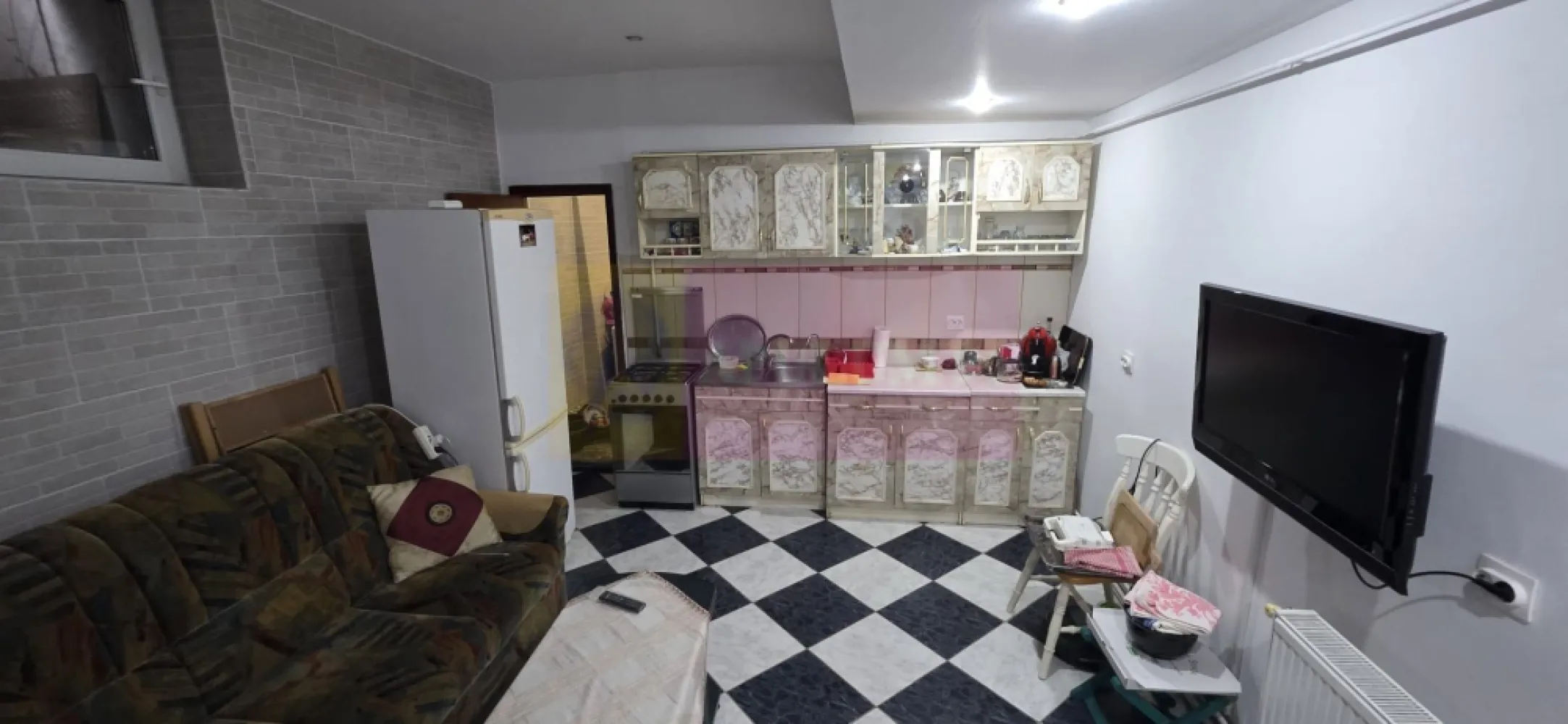 Apartament 2 camere de vanzare in Sinaia - Apartament cu 2 camere de vânzare în vilă – Sinaia, cu curte proprie și foișor

Agenția Imobiliară Mervani vă propune spre vânzare un apartament cu 2 camere, situat într-o vilă cu doar 6 apartamente, într-o zonă liniștită și accesibilă, în apropierea zonei centrale a orașului Sinaia.

Apartamentul este amplasat la demisolul vilei și oferă avantajul unui spațiu exterior propriu, format dintr-o zonă verde amenajată cu flori, terasă și foișor – un loc ideal pentru relaxare în aer liber. Proprietatea beneficiază și de acces la o parcare auto comună.

Locuința are o suprafață utilă de 55 mp și este compartimentată eficient:

hol de acces;
cameră de zi;
dormitor;
bucătărie;
baie cu duș;
grup sanitar.

Apartamentului îi revine și un teren aferent în suprafață de 23 mp, oferind un plus de confort și intimitate.

Vila este construită din cărămidă, având fundație și planșeu din beton, ceea ce asigură o construcție solidă și durabilă. Apartamentul este dotat cu tâmplărie PVC cu geam termopan și dispune de centrală termică proprie pe gaz.

Proprietatea se vinde mobilată și utilată, fiind pregătită pentru mutare imediată, fără investiții suplimentare majore.

Datorită poziționării aproape de centrul orașului Sinaia și a beneficiilor oferite – curte proprie, terasă, foișor și parcare – acest apartament reprezintă o alegere excelentă atât pentru locuință permanentă, casă de vacanță la munte, cât și pentru investiție în regim hotelier.

Pentru mai multe informații și programarea unei vizionări, contactați:

Agenția Imobiliară Mervani
📞 0729 935 536
