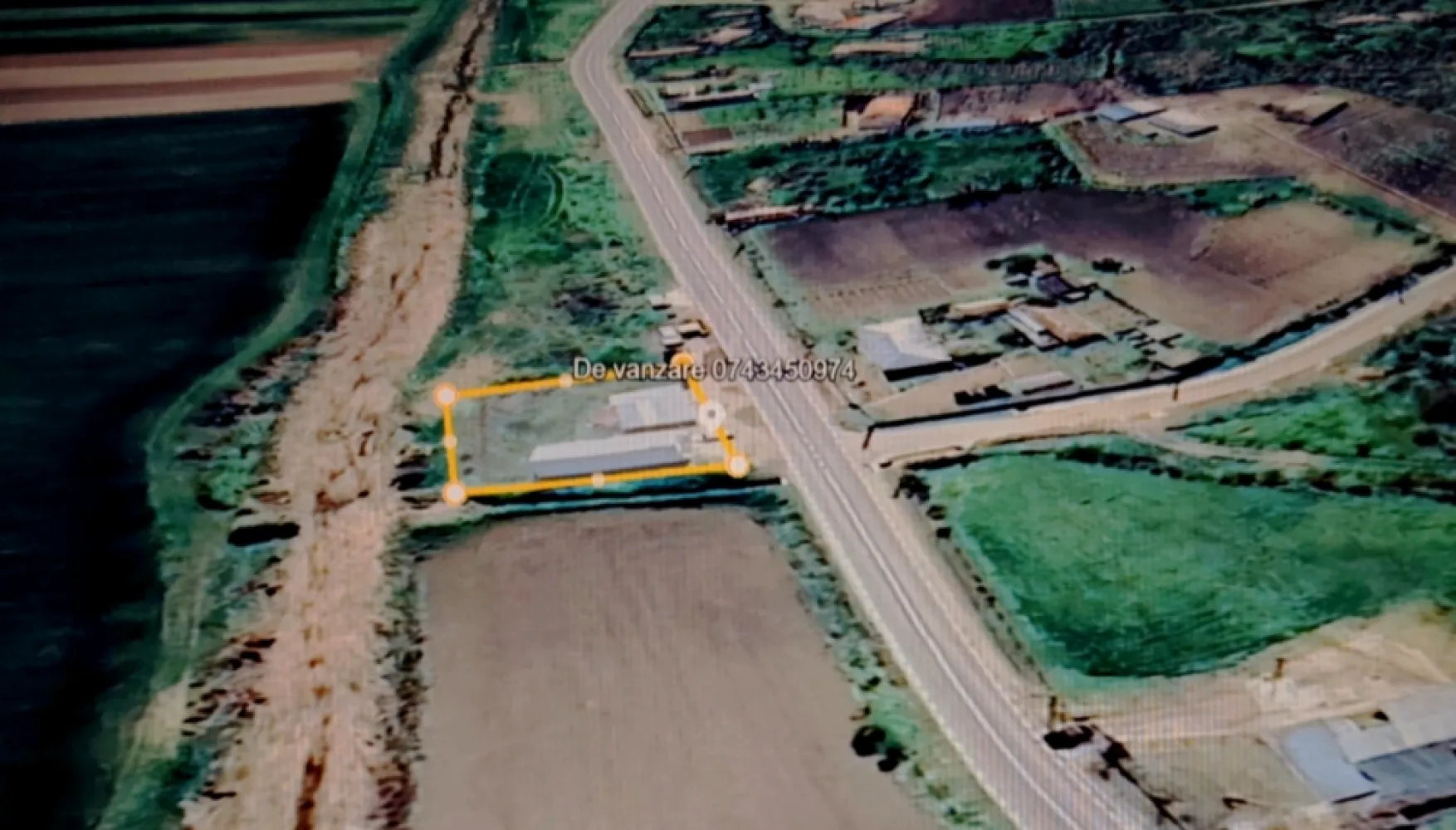 Oportunitate deosebită! Teren de vânzare cu construcții - Oportunitate deosebită! Teren de vânzare cu construcțiiCavadinești - GalatiSuprafață: 800 mp – ideal pentru locuință sau investițieConstrucții existente – posibilitate de renovare sau extindereUtilități disponibile în zonăActe în regulăPreț: NegociabilPentru detalii, mesaj privat! }}