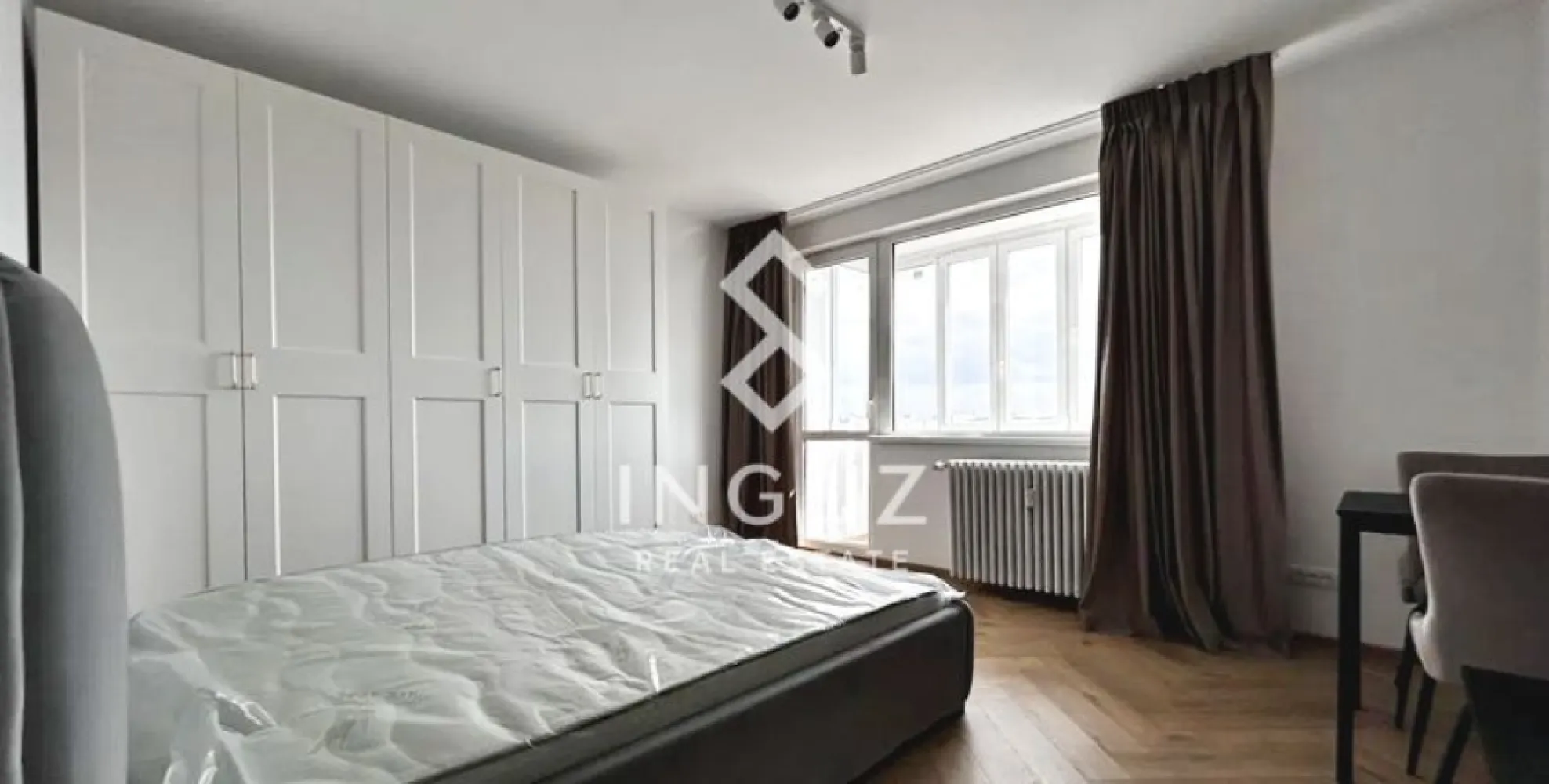 Garsonieră de închiriat – Mihai Bravu / Piața Muncii | Sector 2 Garso - Garsonieră de închiriat – Mihai Bravu / Piața Muncii | Sector 2 Garsonieră modernă, aflată la prima închiriere, situată într-o zonă excelentă – la doar 4 minute de metrou Piața Muncii. Ideală pentru locuire confortabilă. Detalii proprietate: • Garsonieră (1 cameră) • Suprafață utilă: 33 m² • Compartimentare: decomandată • Etaj: 8 / 9 • Stare: gata de mutare • Disponibilă din: 25.03.2026 Dotări și finisaje: • Complet mobilată și utilată modern • Bucătărie separată • Plită pe gaz, cuptor, hotă, frigider • Mașină de spălat rufe + mașină de spălat vase • Balcon închis • Spații multiple de depozitare (dressing, dulapuri, pat rabatabil) Clădire și utilități: • Racordată la sistemul de termoficare • Posibilitate parcare pe străzile adiacente 💰 Chirie: 400 € / lună 💰 Garanție: 400 € Avantaje locație: • 4 minute de metrou Piața Muncii • Acces rapid la mijloace de transport • Aproape de magazine, restaurante și servicii }}