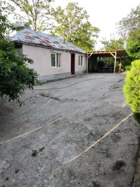 Descriere Super ofertă Doar luna iulie!!!  Casă 3 camere ,bucatarie + 1000 mp teren | Singureni Stejaru | 27 km de București Se vinde casă bătrâneasc
