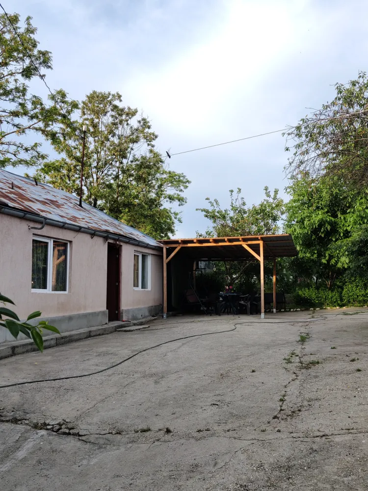 Descriere Super ofertă Doar luna iulie!!!  Casă 3 camere ,bucatarie + 1000 mp teren | Singureni Stejaru | 27 km de București Se vinde casă bătrâneasc
