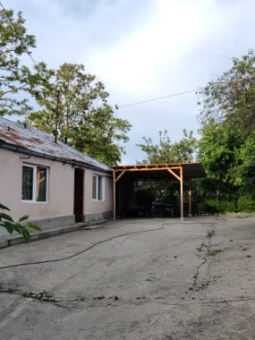 Descriere Super ofertă Doar luna iulie!!!  Casă 3 camere ,bucatarie + 1000 mp teren | Singureni Stejaru | 27 km de București Se vinde casă bătrâneasc