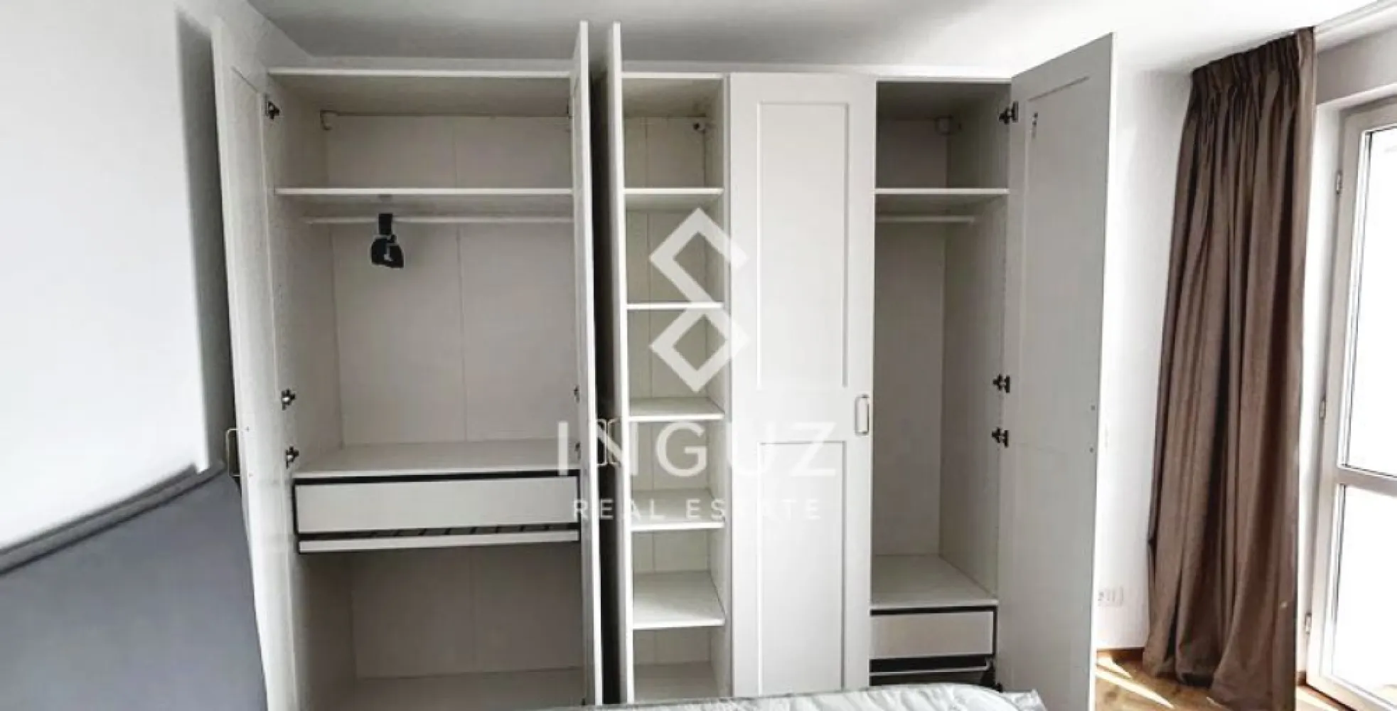 Garsonieră de închiriat – Mihai Bravu / Piața Muncii | Sector 2 Garso - Garsonieră de închiriat – Mihai Bravu / Piața Muncii | Sector 2 Garsonieră modernă, aflată la prima închiriere, situată într-o zonă excelentă – la doar 4 minute de metrou Piața Muncii. Ideală pentru locuire confortabilă. Detalii proprietate: • Garsonieră (1 cameră) • Suprafață utilă: 33 m² • Compartimentare: decomandată • Etaj: 8 / 9 • Stare: gata de mutare • Disponibilă din: 25.03.2026 Dotări și finisaje: • Complet mobilată și utilată modern • Bucătărie separată • Plită pe gaz, cuptor, hotă, frigider • Mașină de spălat rufe + mașină de spălat vase • Balcon închis • Spații multiple de depozitare (dressing, dulapuri, pat rabatabil) Clădire și utilități: • Racordată la sistemul de termoficare • Posibilitate parcare pe străzile adiacente 💰 Chirie: 400 € / lună 💰 Garanție: 400 € Avantaje locație: • 4 minute de metrou Piața Muncii • Acces rapid la mijloace de transport • Aproape de magazine, restaurante și servicii }}