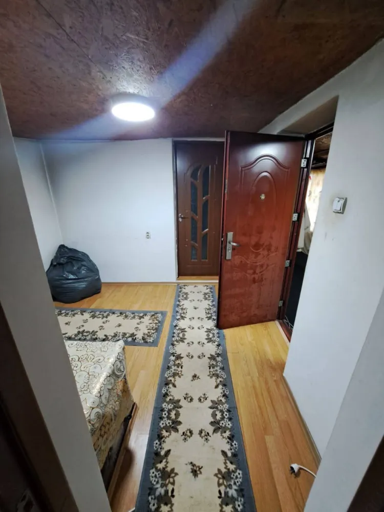 Descriere Super ofertă Doar luna iulie!!!  Casă 3 camere ,bucatarie + 1000 mp teren | Singureni Stejaru | 27 km de București Se vinde casă bătrâneasc