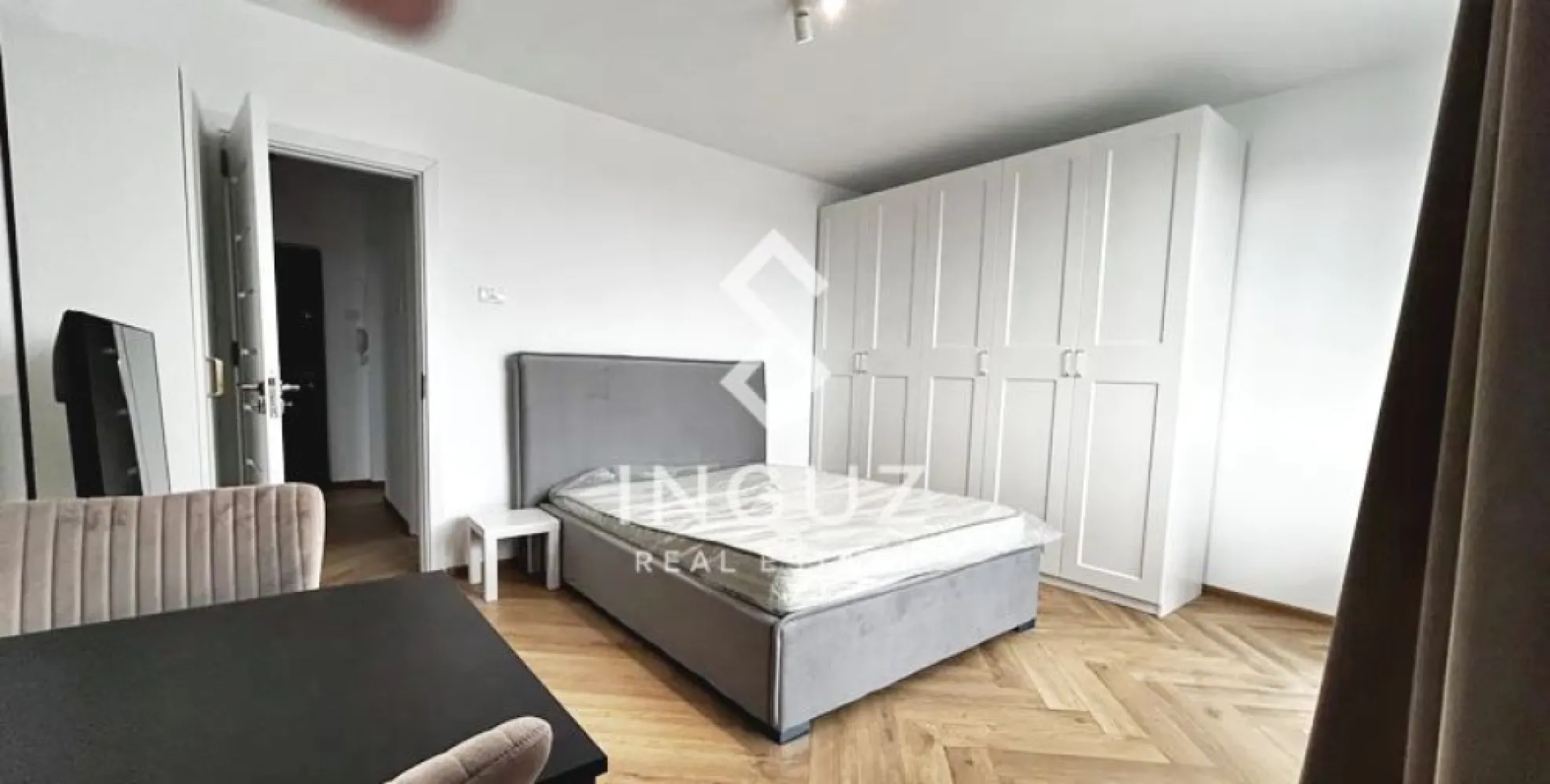 Garsonieră de închiriat – Mihai Bravu / Piața Muncii | Sector 2 Garso - Garsonieră de închiriat – Mihai Bravu / Piața Muncii | Sector 2 Garsonieră modernă, aflată la prima închiriere, situată într-o zonă excelentă – la doar 4 minute de metrou Piața Muncii. Ideală pentru locuire confortabilă. Detalii proprietate: • Garsonieră (1 cameră) • Suprafață utilă: 33 m² • Compartimentare: decomandată • Etaj: 8 / 9 • Stare: gata de mutare • Disponibilă din: 25.03.2026 Dotări și finisaje: • Complet mobilată și utilată modern • Bucătărie separată • Plită pe gaz, cuptor, hotă, frigider • Mașină de spălat rufe + mașină de spălat vase • Balcon închis • Spații multiple de depozitare (dressing, dulapuri, pat rabatabil) Clădire și utilități: • Racordată la sistemul de termoficare • Posibilitate parcare pe străzile adiacente 💰 Chirie: 400 € / lună 💰 Garanție: 400 € Avantaje locație: • 4 minute de metrou Piața Muncii • Acces rapid la mijloace de transport • Aproape de magazine, restaurante și servicii }}