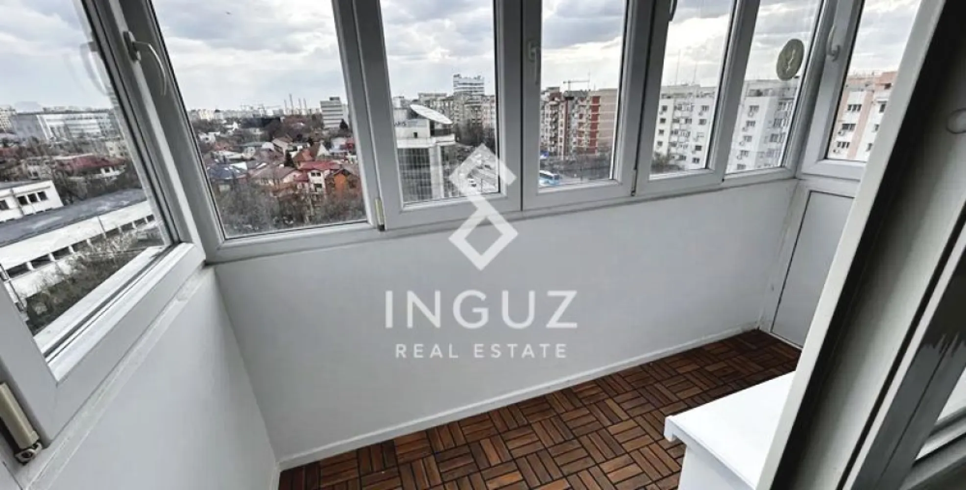 Garsonieră de închiriat – Mihai Bravu / Piața Muncii | Sector 2 Garso - Garsonieră de închiriat – Mihai Bravu / Piața Muncii | Sector 2 Garsonieră modernă, aflată la prima închiriere, situată într-o zonă excelentă – la doar 4 minute de metrou Piața Muncii. Ideală pentru locuire confortabilă. Detalii proprietate: • Garsonieră (1 cameră) • Suprafață utilă: 33 m² • Compartimentare: decomandată • Etaj: 8 / 9 • Stare: gata de mutare • Disponibilă din: 25.03.2026 Dotări și finisaje: • Complet mobilată și utilată modern • Bucătărie separată • Plită pe gaz, cuptor, hotă, frigider • Mașină de spălat rufe + mașină de spălat vase • Balcon închis • Spații multiple de depozitare (dressing, dulapuri, pat rabatabil) Clădire și utilități: • Racordată la sistemul de termoficare • Posibilitate parcare pe străzile adiacente 💰 Chirie: 400 € / lună 💰 Garanție: 400 € Avantaje locație: • 4 minute de metrou Piața Muncii • Acces rapid la mijloace de transport • Aproape de magazine, restaurante și servicii }}