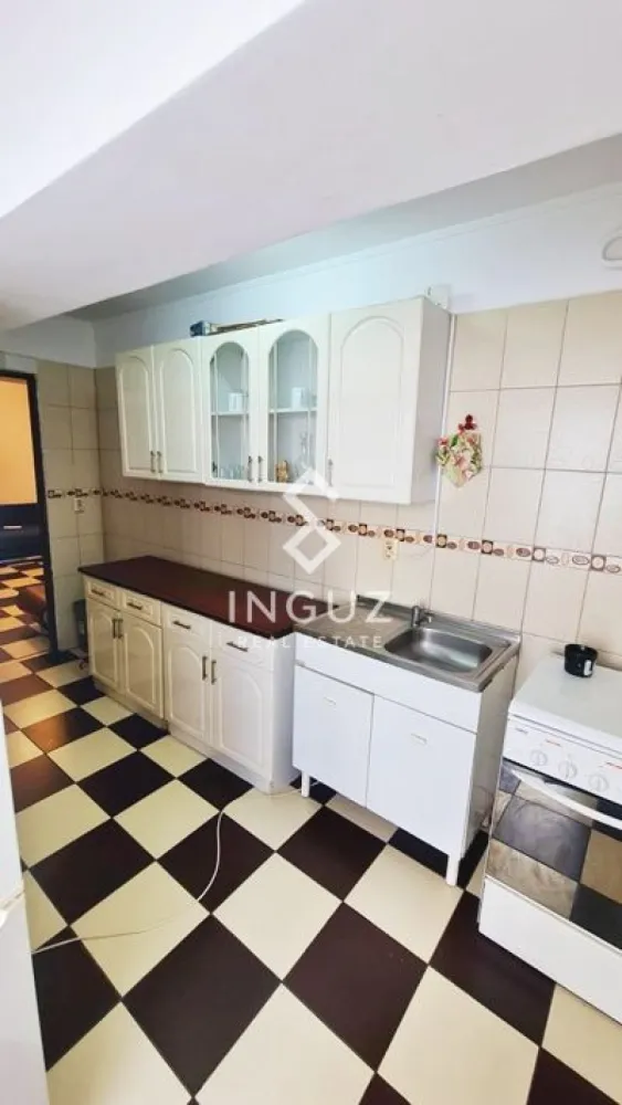 Apartament 2 camere de închiriat – Nerva Traian 15 | Sector 3 | Bucure - Apartament 2 camere de închiriat – Nerva Traian 15 | Sector 3 | București Apartament spațios și luminos, situat într-una dintre cele mai bine conectate zone din București – Nerva Traian. Ideal pentru locuire confortabilă, inclusiv pentru clienți străini. Detalii proprietate: • 2 camere • Suprafață: 67 mp • Etaj: 4 • Compartimentare: decomandat • Complet mobilat și utilat • Disponibil imediat Avantaje: • Living generos cu lumină naturală • Dormitor liniștit și confortabil • Bucătărie complet echipată • Baie modernă • Vedere pe spate – liniște și intimitate Dotări: • Aer condiționat • Încălzire centralizată • Balcon • Toate utilitățile incluse Localizare excelentă: • Aproape de Unirii Mall și Vitan Mall • Acces rapid către Tineretului • Metrou, autobuz și tramvai la câteva minute • Restaurante, cafenele și supermarketuri în zonă • Zonă sigură și potrivită pentru locuit Condiții: • Preț: 570 € / lună • Comision: 50% • Potrivit pentru expați }}