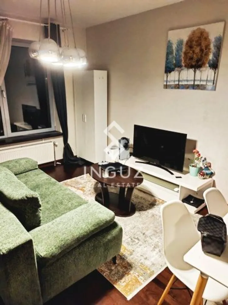 Apartament 2 camere premium de închiriat – Asmita Gardens | Vitan-Bârz - Apartament 2 camere premium de închiriat – Asmita Gardens | Vitan-Bârzești | Sector 4 Apartament de 2 camere disponibil pentru închiriere în prestigiosul complex rezidențial Asmita Gardens – Vitan-Bârzești. Proprietatea oferă o vedere panoramică spectaculoasă și neobstrucționată către Delta Văcărești, una dintre cele mai apreciate priveliști din București. Detalii proprietate: • 2 camere • Suprafață utilă: 68 mp • Compartimentare: decomandat • Etaj: 14 / 14 • 2 băi • Complet mobilat și utilat • Disponibil imediat Dotări și finisaje: • Bucătărie complet echipată • Electrocasnice complete • Aer condiționat • Sistem de încălzire al complexului • Finisaje de calitate superioară • Spațiu generos și luminos • Vedere deschisă către natură Facilități complex Asmita Gardens: • Securitate 24/7 (BGS) • Supraveghere video permanentă • Acces securizat • Parcare subterană disponibilă • Spații comerciale la parter • Sală de fitness în complex (abonament separat) Localizare: • Aproximativ 7 minute de mers pe jos până la metrou • Restaurante, cafenele și supermarketuri în apropiere • Acces rapid către centrul orașului • Vedere directă către Delta Văcărești Condiții: • Preț: 650 € / lună (negociabil) + garanție • Contract minim 1 an • Contract înregistrat ANAF disponibil • Se caută chiriași serioși • Comision: 50% }}