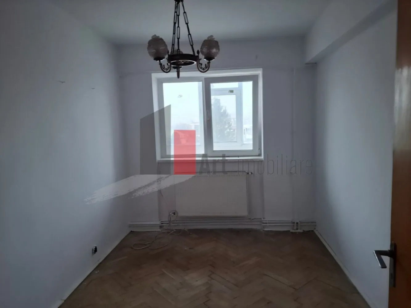 4 Camere Ploiesti Centru - Liceul Mihai Viteazul - Va propunem spre canzare un apartament cu 4 camere situat in Ploiesti Centru - Liceul Mihai Viteazul, Etaj 4/4, decomandat, centrala proprie, necesita renovare, 90 m.p., termopan, bloc constructie 1984, liber.Apartamentul dispune si de o boxa care este in acte.