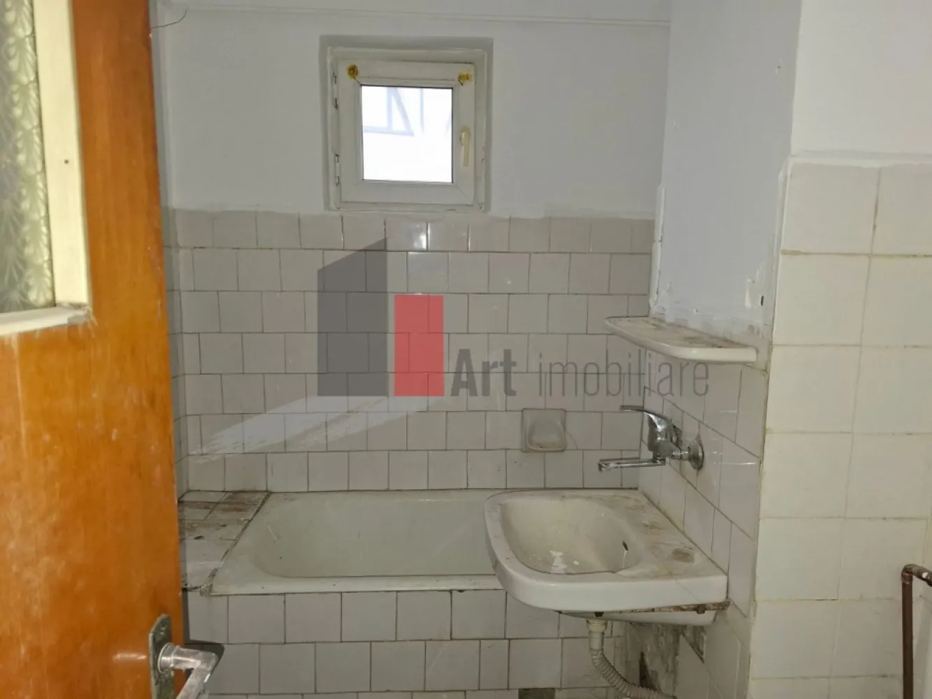 4 Camere Ploiesti Centru - Liceul Mihai Viteazul - Va propunem spre canzare un apartament cu 4 camere situat in Ploiesti Centru - Liceul Mihai Viteazul, Etaj 4/4, decomandat, centrala proprie, necesita renovare, 90 m.p., termopan, bloc constructie 1984, liber.Apartamentul dispune si de o boxa care este in acte.