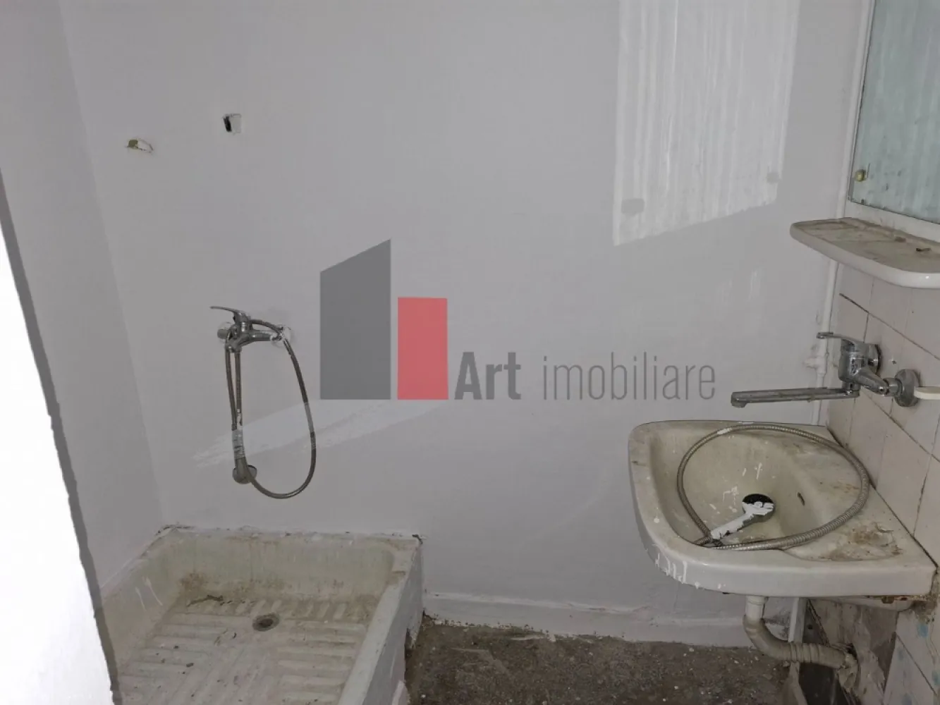 4 Camere Ploiesti Centru - Liceul Mihai Viteazul - Va propunem spre canzare un apartament cu 4 camere situat in Ploiesti Centru - Liceul Mihai Viteazul, Etaj 4/4, decomandat, centrala proprie, necesita renovare, 90 m.p., termopan, bloc constructie 1984, liber.Apartamentul dispune si de o boxa care este in acte.