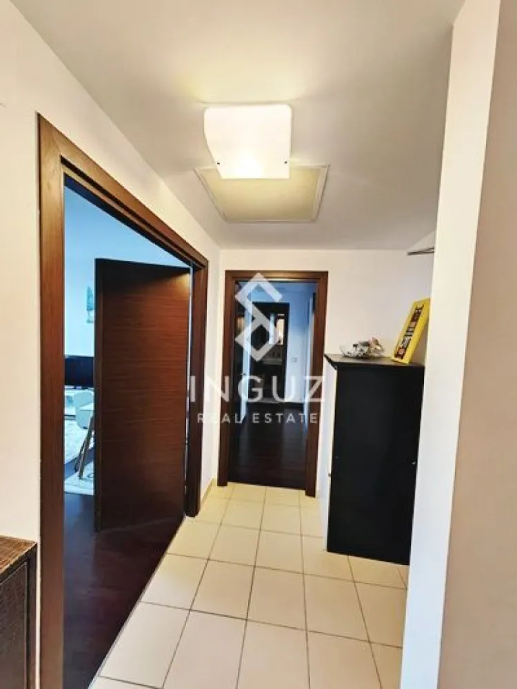 Apartament 2 camere premium de închiriat – Asmita Gardens | Vitan-Bârz - Apartament 2 camere premium de închiriat – Asmita Gardens | Vitan-Bârzești | Sector 4 Apartament de 2 camere disponibil pentru închiriere în prestigiosul complex rezidențial Asmita Gardens – Vitan-Bârzești. Proprietatea oferă o vedere panoramică spectaculoasă și neobstrucționată către Delta Văcărești, una dintre cele mai apreciate priveliști din București. Detalii proprietate: • 2 camere • Suprafață utilă: 68 mp • Compartimentare: decomandat • Etaj: 14 / 14 • 2 băi • Complet mobilat și utilat • Disponibil imediat Dotări și finisaje: • Bucătărie complet echipată • Electrocasnice complete • Aer condiționat • Sistem de încălzire al complexului • Finisaje de calitate superioară • Spațiu generos și luminos • Vedere deschisă către natură Facilități complex Asmita Gardens: • Securitate 24/7 (BGS) • Supraveghere video permanentă • Acces securizat • Parcare subterană disponibilă • Spații comerciale la parter • Sală de fitness în complex (abonament separat) Localizare: • Aproximativ 7 minute de mers pe jos până la metrou • Restaurante, cafenele și supermarketuri în apropiere • Acces rapid către centrul orașului • Vedere directă către Delta Văcărești Condiții: • Preț: 650 € / lună (negociabil) + garanție • Contract minim 1 an • Contract înregistrat ANAF disponibil • Se caută chiriași serioși • Comision: 50% }}