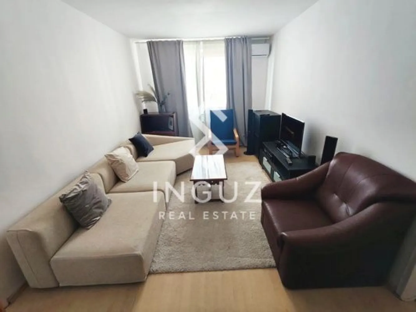 Apartament 3 camere de închiriat – Liviu Rebreanu | Titan | Sector 3 - Apartament 3 camere de închiriat – Liviu Rebreanu | Titan | Sector 3 Apartament spațios de 3 camere, situat pe Liviu Rebreanu, în zona Titan. Se află într-un bloc anvelopat, aproape de metrou, magazine și toate facilitățile necesare. Detalii proprietate: • 3 camere • Suprafață: 70 mp • Compartimentare: semidecomandat • Etaj: 5 / 10 • An construcție: 1980 • 2 băi Dotări și avantaje: • Aer condiționat • Mașină de spălat rufe și mașină de spălat vase • Proaspăt zugrăvit • Bloc izolat termic • Gata de mutare Localizare: • La aproximativ 10 minute de metrou Titan • Aproape de Auchan și Lidl • Acces facil la mijloace de transport • Zonă liniștită și bine conectată Condiții: • Preț: 520 € / lună • Nu se acceptă animale de companie • Închiriere pe termen lung }}