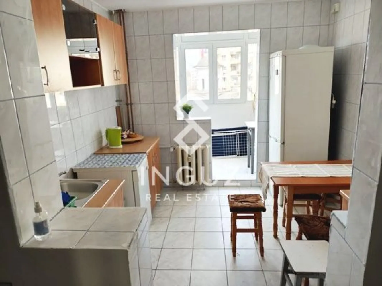 Apartament 3 camere de închiriat – Liviu Rebreanu | Titan | Sector 3 - Apartament 3 camere de închiriat – Liviu Rebreanu | Titan | Sector 3 Apartament spațios de 3 camere, situat pe Liviu Rebreanu, în zona Titan. Se află într-un bloc anvelopat, aproape de metrou, magazine și toate facilitățile necesare. Detalii proprietate: • 3 camere • Suprafață: 70 mp • Compartimentare: semidecomandat • Etaj: 5 / 10 • An construcție: 1980 • 2 băi Dotări și avantaje: • Aer condiționat • Mașină de spălat rufe și mașină de spălat vase • Proaspăt zugrăvit • Bloc izolat termic • Gata de mutare Localizare: • La aproximativ 10 minute de metrou Titan • Aproape de Auchan și Lidl • Acces facil la mijloace de transport • Zonă liniștită și bine conectată Condiții: • Preț: 520 € / lună • Nu se acceptă animale de companie • Închiriere pe termen lung }}