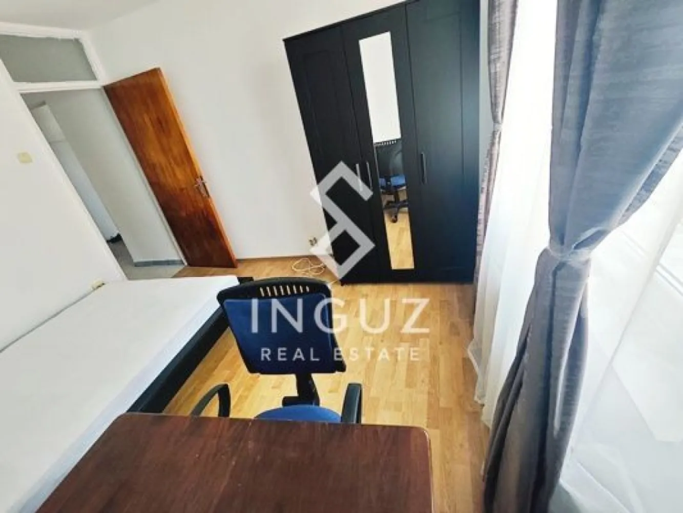 Apartament 3 camere de închiriat – Liviu Rebreanu | Titan | Sector 3 - Apartament 3 camere de închiriat – Liviu Rebreanu | Titan | Sector 3 Apartament spațios de 3 camere, situat pe Liviu Rebreanu, în zona Titan. Se află într-un bloc anvelopat, aproape de metrou, magazine și toate facilitățile necesare. Detalii proprietate: • 3 camere • Suprafață: 70 mp • Compartimentare: semidecomandat • Etaj: 5 / 10 • An construcție: 1980 • 2 băi Dotări și avantaje: • Aer condiționat • Mașină de spălat rufe și mașină de spălat vase • Proaspăt zugrăvit • Bloc izolat termic • Gata de mutare Localizare: • La aproximativ 10 minute de metrou Titan • Aproape de Auchan și Lidl • Acces facil la mijloace de transport • Zonă liniștită și bine conectată Condiții: • Preț: 520 € / lună • Nu se acceptă animale de companie • Închiriere pe termen lung }}
