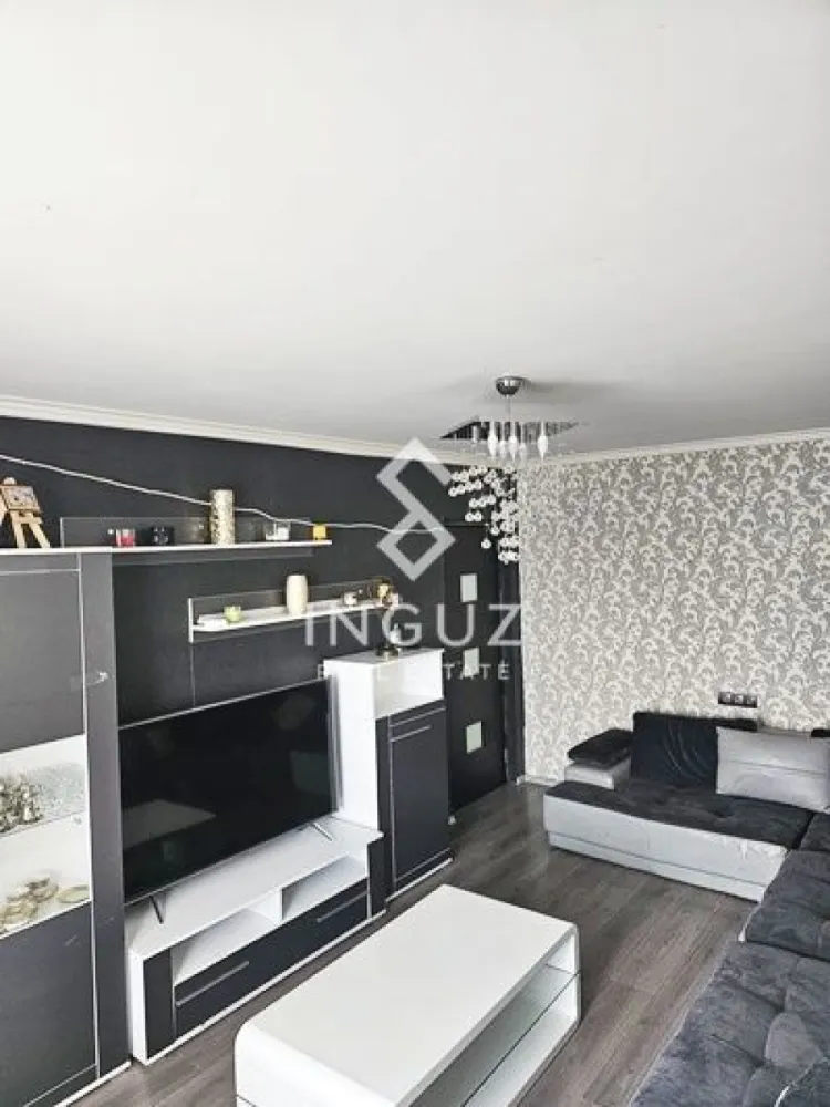 Apartament 3 camere de închiriat – Calea Moșilor | Obor – Eminescu - Apartament 3 camere de închiriat – Calea Moșilor | Obor – Eminescu Apartament renovat, complet mobilat, situat pe Calea Moșilor, între Obor și Eminescu. Locație excelentă, într-un bloc liniștit, ideal pentru închiriere pe termen lung. Detalii proprietate: • 3 camere (2 dormitoare + living) • Suprafață: 70 mp • Etaj: 8 / 8 (fără zgomot) • 2 băi • Compartimentare practică Dotări și avantaje: • Complet renovat și mobilat • Bloc cu 2 lifturi • Zonă liniștită • Aproape de transport, magazine și facilități Condiții: • Preț: ___ € / lună • Fără contract ANAF • Plată: 3 luni în avans + garanție • Închiriere pe termen lung • Nu se acceptă animale }}