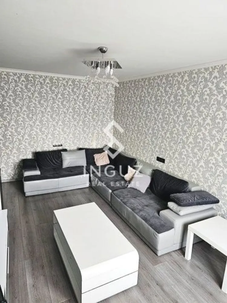 Apartament 3 camere de închiriat – Calea Moșilor | Obor – Eminescu - Apartament 3 camere de închiriat – Calea Moșilor | Obor – Eminescu Apartament renovat, complet mobilat, situat pe Calea Moșilor, între Obor și Eminescu. Locație excelentă, într-un bloc liniștit, ideal pentru închiriere pe termen lung. Detalii proprietate: • 3 camere (2 dormitoare + living) • Suprafață: 70 mp • Etaj: 8 / 8 (fără zgomot) • 2 băi • Compartimentare practică Dotări și avantaje: • Complet renovat și mobilat • Bloc cu 2 lifturi • Zonă liniștită • Aproape de transport, magazine și facilități Condiții: • Preț: ___ € / lună • Fără contract ANAF • Plată: 3 luni în avans + garanție • Închiriere pe termen lung • Nu se acceptă animale }}