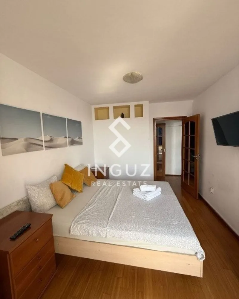 închiriat Ap 2 camere – Unirii | Centru | Sector 3 - Apartament 2 camere de închiriat – Unirii | Centru | Sector 3 Apartament modern situat într-o zonă ultracentrală, în Unirii, aproape de metrou, mijloace de transport și toate facilitățile. Ideal pentru închiriere pe termen lung. Detalii proprietate: • Suprafață: 46 mp • 2 camere • Compartimentare: semidecomandat • Etaj: 6 din 7 • An construcție: 1989 Dotări și avantaje: • Complet renovat • Mobilat și utilat complet • Bucătărie echipată cu toate electrocasnicele • Aproape de metrou, tramvai și autobuz • În apropiere de mall-uri, supermarketuri și restaurante Localizare: Zona Unirii – locație centrală și dinamică, cu acces rapid către toate zonele Bucureștiului. Preț: 500 € / lună Garanție: 1 lună Comision: 50% }}