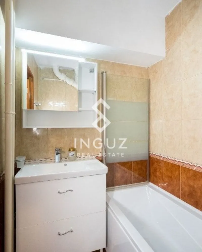 închiriat Ap 2 camere – Unirii | Centru | Sector 3 - Apartament 2 camere de închiriat – Unirii | Centru | Sector 3 Apartament modern situat într-o zonă ultracentrală, în Unirii, aproape de metrou, mijloace de transport și toate facilitățile. Ideal pentru închiriere pe termen lung. Detalii proprietate: • Suprafață: 46 mp • 2 camere • Compartimentare: semidecomandat • Etaj: 6 din 7 • An construcție: 1989 Dotări și avantaje: • Complet renovat • Mobilat și utilat complet • Bucătărie echipată cu toate electrocasnicele • Aproape de metrou, tramvai și autobuz • În apropiere de mall-uri, supermarketuri și restaurante Localizare: Zona Unirii – locație centrală și dinamică, cu acces rapid către toate zonele Bucureștiului. Preț: 500 € / lună Garanție: 1 lună Comision: 50% }}