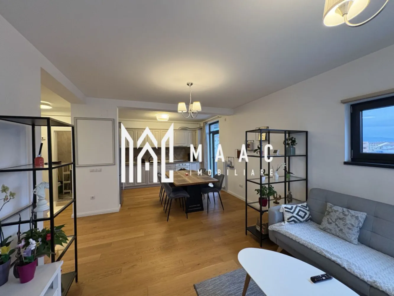 Apartament 3 camere I 2 Bai I Etajul 1 I Mobilat I Utilat - MAAC Imobiliare va propune spre vânzare un apartament situat in ansamblul ROGVAIV com Șelimbăr la et.1 din 2 etaje, având inclus în preț 1 loc de parcare. •Apartamentul are parchet din LEMN MASIV, uși de la PORTA DOORS, pe peretele din bucătărie este TRAVERTIN, sanitare CERSANIT & GEBERIT, calorifere cu 2 RANDURI DE PANOURI CONVECTIVE, prize și întrerupătoare SCHNEIDER. •Orientat spre Sud apartamentul are o priveliște minunata cu o distanță considerabilă între clădiri ! •Baia cea mare dispune de ventilație naturală, iar baia cea mică are ventilator. •Apartamentul este de 73,20 m + 2 balcoane •TOTAL suprafață utila 78,2m Pentru mai multe detalii precizați ca ați văzut anunțul cu ID CP 2987812 }}