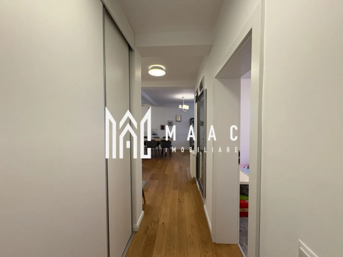Apartament 3 camere I 2 Bai I Etajul 1 I Mobilat I Utilat - MAAC Imobiliare va propune spre vânzare un apartament situat in ansamblul ROGVAIV com Șelimbăr la et.1 din 2 etaje, având inclus în preț 1 loc de parcare. •Apartamentul are parchet din LEMN MASIV, uși de la PORTA DOORS, pe peretele din bucătărie este TRAVERTIN, sanitare CERSANIT & GEBERIT, calorifere cu 2 RANDURI DE PANOURI CONVECTIVE, prize și întrerupătoare SCHNEIDER. •Orientat spre Sud apartamentul are o priveliște minunata cu o distanță considerabilă între clădiri ! •Baia cea mare dispune de ventilație naturală, iar baia cea mică are ventilator. •Apartamentul este de 73,20 m + 2 balcoane •TOTAL suprafață utila 78,2m Pentru mai multe detalii precizați ca ați văzut anunțul cu ID CP 2987812 }}