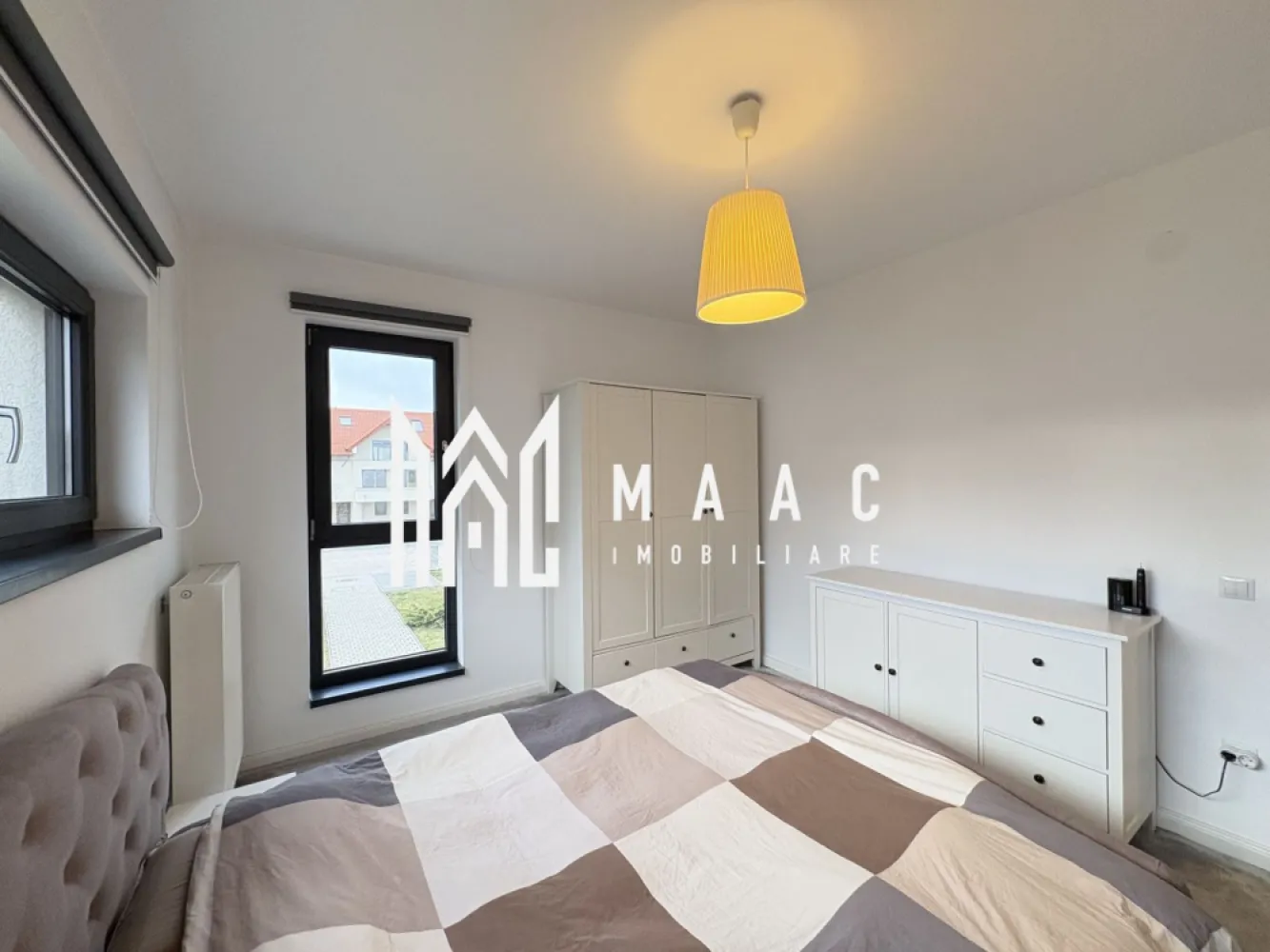 Apartament 3 camere I 2 Bai I Etajul 1 I Mobilat I Utilat - MAAC Imobiliare va propune spre vânzare un apartament situat in ansamblul ROGVAIV com Șelimbăr la et.1 din 2 etaje, având inclus în preț 1 loc de parcare. •Apartamentul are parchet din LEMN MASIV, uși de la PORTA DOORS, pe peretele din bucătărie este TRAVERTIN, sanitare CERSANIT & GEBERIT, calorifere cu 2 RANDURI DE PANOURI CONVECTIVE, prize și întrerupătoare SCHNEIDER. •Orientat spre Sud apartamentul are o priveliște minunata cu o distanță considerabilă între clădiri ! •Baia cea mare dispune de ventilație naturală, iar baia cea mică are ventilator. •Apartamentul este de 73,20 m + 2 balcoane •TOTAL suprafață utila 78,2m Pentru mai multe detalii precizați ca ați văzut anunțul cu ID CP 2987812 }}