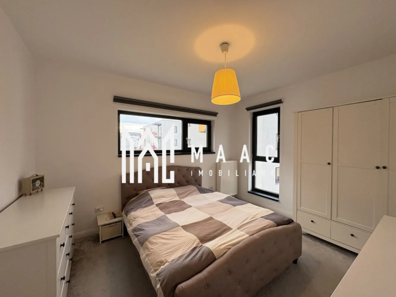 Apartament 3 camere I 2 Bai I Etajul 1 I Mobilat I Utilat - MAAC Imobiliare va propune spre vânzare un apartament situat in ansamblul ROGVAIV com Șelimbăr la et.1 din 2 etaje, având inclus în preț 1 loc de parcare. •Apartamentul are parchet din LEMN MASIV, uși de la PORTA DOORS, pe peretele din bucătărie este TRAVERTIN, sanitare CERSANIT & GEBERIT, calorifere cu 2 RANDURI DE PANOURI CONVECTIVE, prize și întrerupătoare SCHNEIDER. •Orientat spre Sud apartamentul are o priveliște minunata cu o distanță considerabilă între clădiri ! •Baia cea mare dispune de ventilație naturală, iar baia cea mică are ventilator. •Apartamentul este de 73,20 m + 2 balcoane •TOTAL suprafață utila 78,2m Pentru mai multe detalii precizați ca ați văzut anunțul cu ID CP 2987812 }}