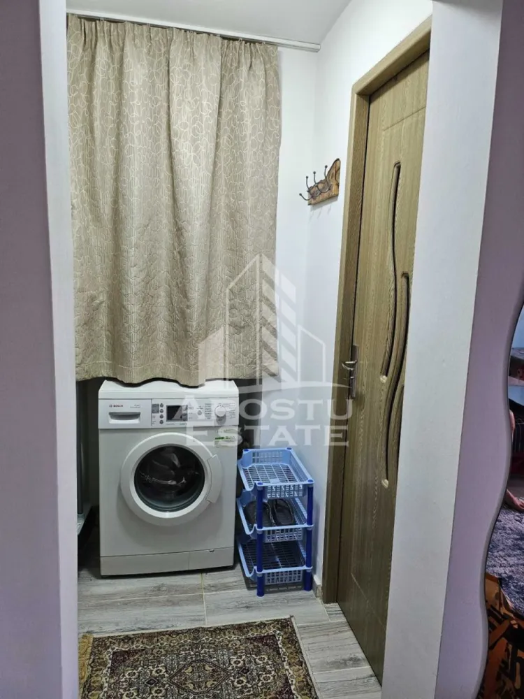 Apartament cu 1 camere de inchiriat, petfriendly, Buziasului,Timisoara - Agentia imobiliara APOSTU ESTATE va propune spre inchiriere un apartament cu 1 camere, spatios si luminos, situat in zona Buziasului, o zona linistita si bine pozitionata din Timisoara, potrivit pentru cupluri sau studenti care isi doresc o locuinta unde sa se simta confortabil si cu acces facil catre scoli, statii de autobuz, supermarketuri , magazine de zona, parcuri.

Suprafata utila: 22 mp
Compartimentare eficienta:
-Hol de acces 
-Bucatarie complet mobilata si utilata
-Dormitor mobilat si utilat
-Baie prevazuta cu dus

Confort si facilitati:
-Incalzirea apartamentului: colterm
-Apartamentul este complet mobilat si utilat
-Se accepta animale de companie de catre proprietar

Localizare:
-Timis,Timisoara, zona Buziasului– acces facil spre magazine, scoli, parcuri si mijloace de transport in comun.

Ideal pentru:
-Cupluri
-Studenti

Disponibilitate: imediata
Pret chirie lunara: 250 euro ( usor negociabil)
Programeaza o vizionare pentru a-ti putea imagina viitorul aici!
ID intern: CP3213203