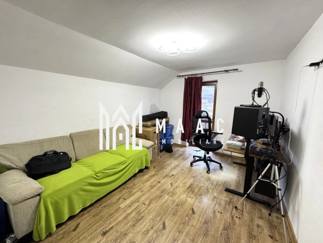 Casa | 4 camere | Curte individuala | Pivnita | Sura Mare - MAAC Imobiliare va prezinta o casă individuala cu 4 camere in Sura Mare. Caracteristici principale: Suprafață utilă: 160 mp, oferind spațiu generos pentru nevoile familiei. Teren privat: 500 mp, potrivit pentru grădinărit. Camere și sufragerie: 3 camere spațioase, sufragerie primitoare. Băi functionale: 2 băi dotate cu facilități. Bucătărie utilată: generoasă, echipată cu electrocasnice. Detalii Suplimentare: An construcție: 2015 Sistem de Încălzire: Centrală termică pe lemne. Utilități: Internet/TV, Apă Curentă, Conductă de Gaz la 50m. Alte facilități: Grădină privată, terasă acoperită, pivniță și spațiu tehnic. Pentru mai multe detalii, precizati telefonic ca ati vazut anuntul cu ID CP1968772 }}