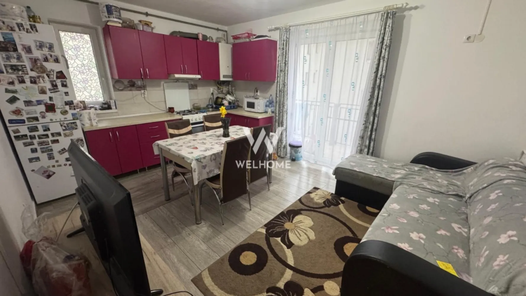 Apartament 3 camere, mobilat și utilat complet - Arhitectilor Sibiu - Vă propunem spre vânzare un apartament primitor și bine compartimentat, situat pe strada Irina Rosetti, în zona Arhitecților – o locație apreciată pentru liniște și acces facil către oraș. Cu o suprafață utilă de 52 mp, locuința este amplasată la etajul 2 din 3 și oferă un ambient cald și funcțional, ideal pentru o familie sau pentru investiție. Compartimentarea este practică și eficientă: living luminos cu bucătărie open space, 2 dormitoare, baie cu geam, hol si 2 balcoane. Apartamentul se vinde complet mobilat și utilat, fiind pregătit pentru mutare imediată, fără investiții suplimentare. Spațiul este bine organizat, iar fiecare cameră oferă confort și funcționalitate. Un avantaj important îl reprezintă locul de parcare inclus, un beneficiu esențial în zonă. Zonă bună, cu acces rapid către Sibiu, aproape de magazine, mijloace de transport și puncte de interes. Preț: 110.000 euro - ușor negociabil }}