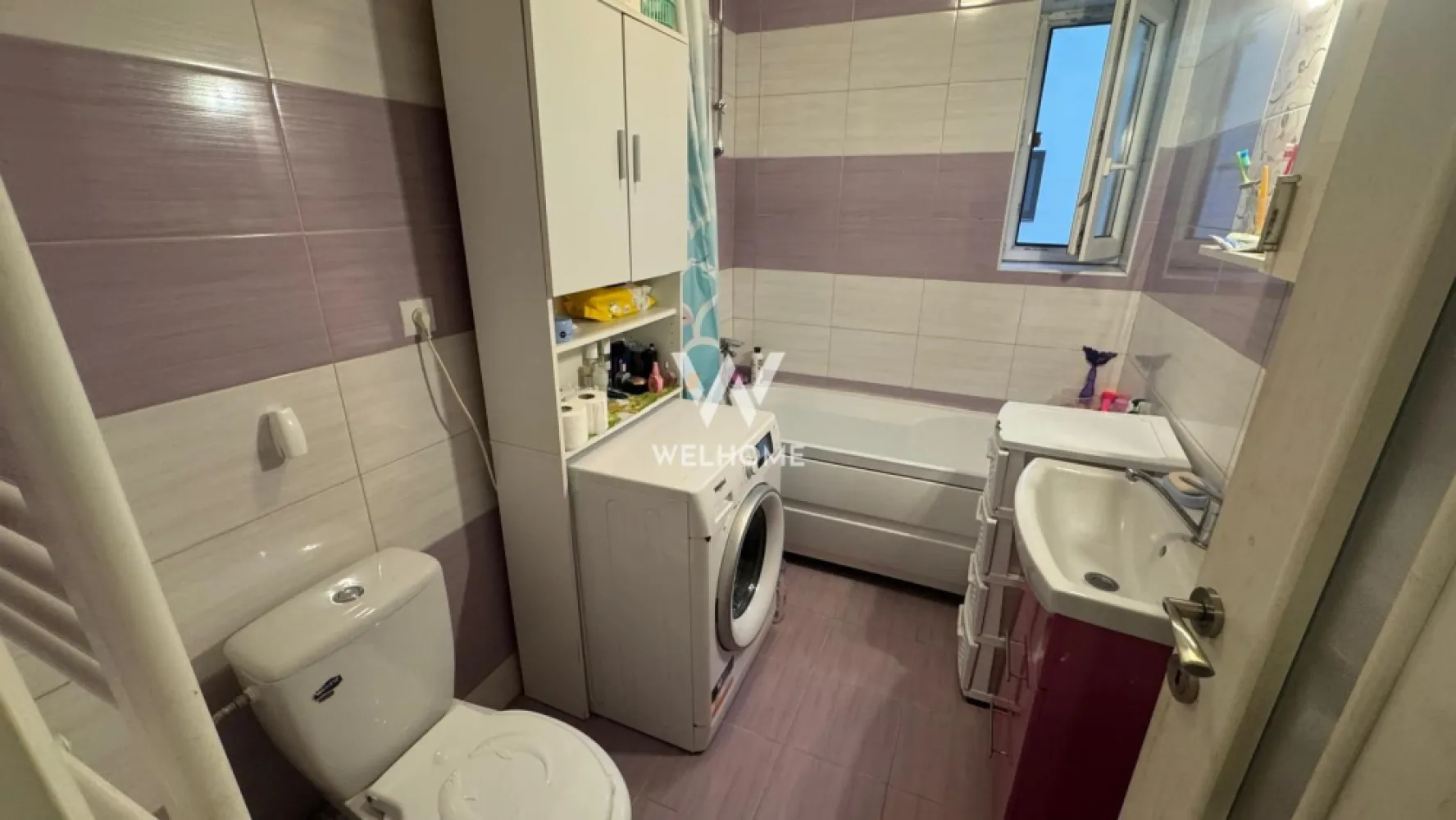 Apartament 3 camere, mobilat și utilat complet - Arhitectilor Sibiu - Vă propunem spre vânzare un apartament primitor și bine compartimentat, situat pe strada Irina Rosetti, în zona Arhitecților – o locație apreciată pentru liniște și acces facil către oraș. Cu o suprafață utilă de 52 mp, locuința este amplasată la etajul 2 din 3 și oferă un ambient cald și funcțional, ideal pentru o familie sau pentru investiție. Compartimentarea este practică și eficientă: living luminos cu bucătărie open space, 2 dormitoare, baie cu geam, hol si 2 balcoane. Apartamentul se vinde complet mobilat și utilat, fiind pregătit pentru mutare imediată, fără investiții suplimentare. Spațiul este bine organizat, iar fiecare cameră oferă confort și funcționalitate. Un avantaj important îl reprezintă locul de parcare inclus, un beneficiu esențial în zonă. Zonă bună, cu acces rapid către Sibiu, aproape de magazine, mijloace de transport și puncte de interes. Preț: 110.000 euro - ușor negociabil }}