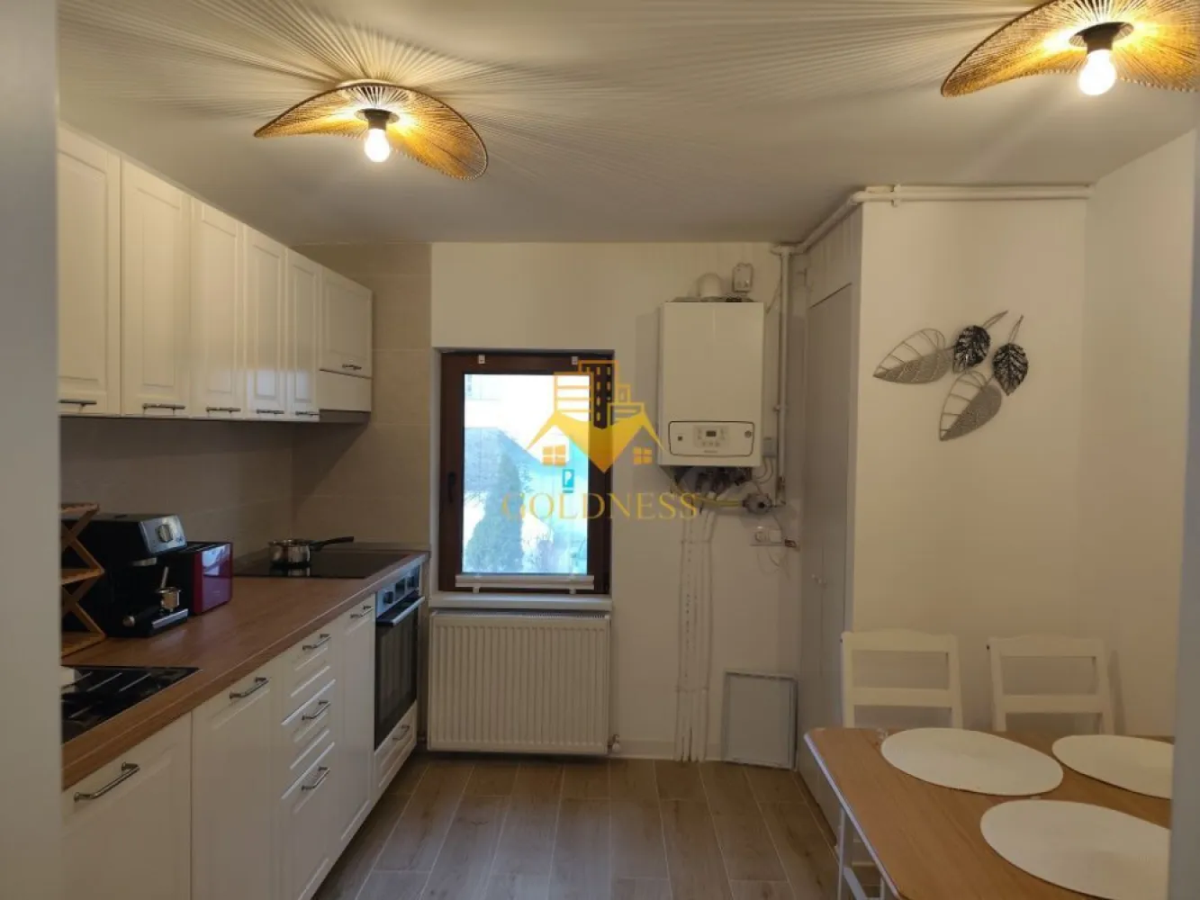 3 camere, Cartierul Manastur, zona Mehedinți, BIG, Izlazului - GOLDNESS Imobiliare vă propune spre închiriere un apartament cu 3 camere complet mobilat și utilat, la parter într-un imobil de 4 etaje, în Cartierul Manastur. Posibilitatea de parcare în zona la liber. Se află în apropierea stațiilor de transport în comun, magazine, restaurante, spații verzi, farmacii, etc. Apartamentul este compartimentat astfel: - 2 dormitoare cu pat matrimonial, dressing, noptiere - living cu bucatarie open space complet utilată și mobilată, canapea extensibilă, loc de servit masa - baie cu dus walkin, calorifer port prosop și dulap pentru depozitare. Imobilul este dotat cu toate cele necesare- centrală proprie, frigider, aragaz, hotă, mașină de spălat haine, etc. Dacă sunteți interesați de acest apartament și doriți să îl vizionați, dar și pentru alte oferte nu ezitați să ne contactați telefonic sau prin e-mail. Vă stăm la dispoziție! Pentru intermediere se percepe un comision de 50% din prețul chiriei! }}