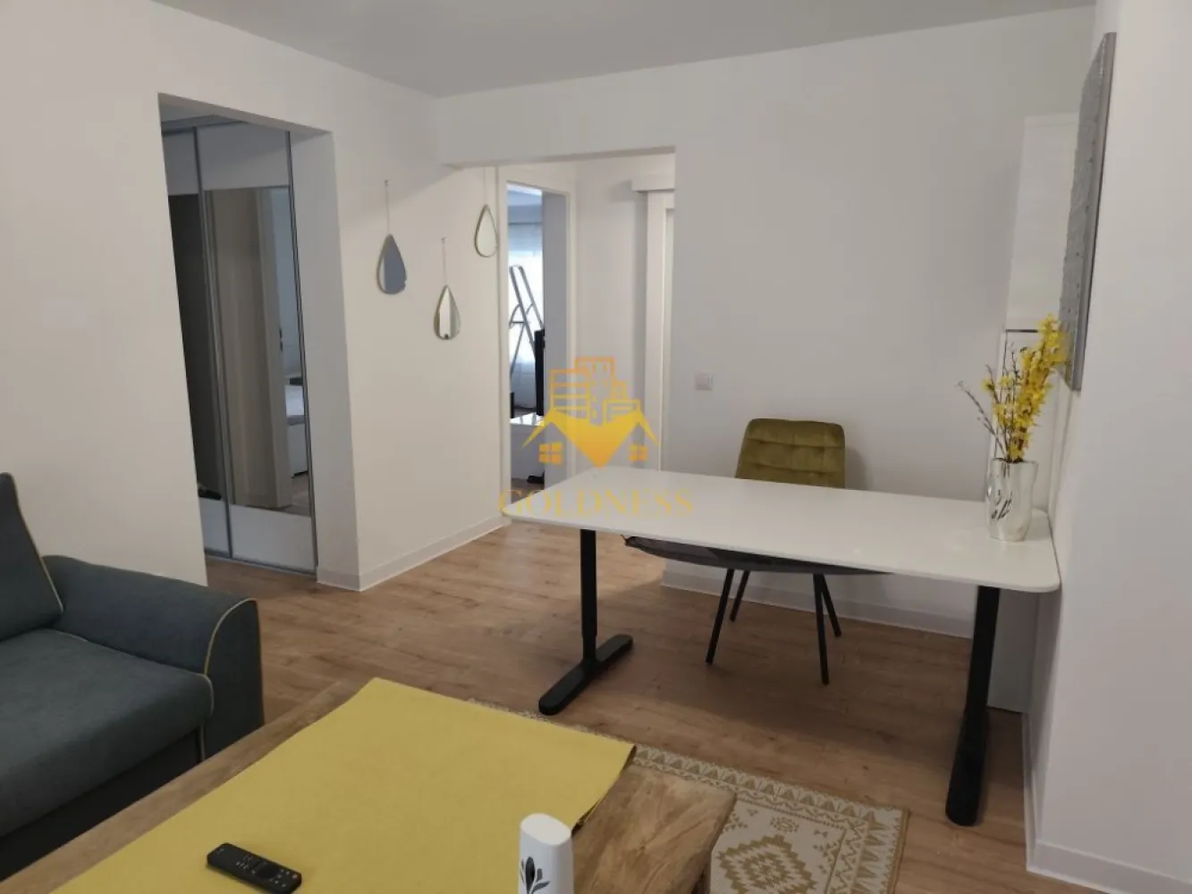 3 camere, Cartierul Manastur, zona Mehedinți, BIG, Izlazului - GOLDNESS Imobiliare vă propune spre închiriere un apartament cu 3 camere complet mobilat și utilat, la parter într-un imobil de 4 etaje, în Cartierul Manastur. Posibilitatea de parcare în zona la liber. Se află în apropierea stațiilor de transport în comun, magazine, restaurante, spații verzi, farmacii, etc. Apartamentul este compartimentat astfel: - 2 dormitoare cu pat matrimonial, dressing, noptiere - living cu bucatarie open space complet utilată și mobilată, canapea extensibilă, loc de servit masa - baie cu dus walkin, calorifer port prosop și dulap pentru depozitare. Imobilul este dotat cu toate cele necesare- centrală proprie, frigider, aragaz, hotă, mașină de spălat haine, etc. Dacă sunteți interesați de acest apartament și doriți să îl vizionați, dar și pentru alte oferte nu ezitați să ne contactați telefonic sau prin e-mail. Vă stăm la dispoziție! Pentru intermediere se percepe un comision de 50% din prețul chiriei! }}