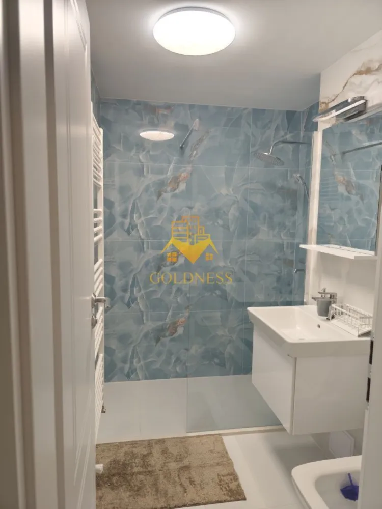 3 camere, Cartierul Manastur, zona Mehedinți, BIG, Izlazului - GOLDNESS Imobiliare vă propune spre închiriere un apartament cu 3 camere complet mobilat și utilat, la parter într-un imobil de 4 etaje, în Cartierul Manastur. Posibilitatea de parcare în zona la liber. Se află în apropierea stațiilor de transport în comun, magazine, restaurante, spații verzi, farmacii, etc. Apartamentul este compartimentat astfel: - 2 dormitoare cu pat matrimonial, dressing, noptiere - living cu bucatarie open space complet utilată și mobilată, canapea extensibilă, loc de servit masa - baie cu dus walkin, calorifer port prosop și dulap pentru depozitare. Imobilul este dotat cu toate cele necesare- centrală proprie, frigider, aragaz, hotă, mașină de spălat haine, etc. Dacă sunteți interesați de acest apartament și doriți să îl vizionați, dar și pentru alte oferte nu ezitați să ne contactați telefonic sau prin e-mail. Vă stăm la dispoziție! Pentru intermediere se percepe un comision de 50% din prețul chiriei! }}