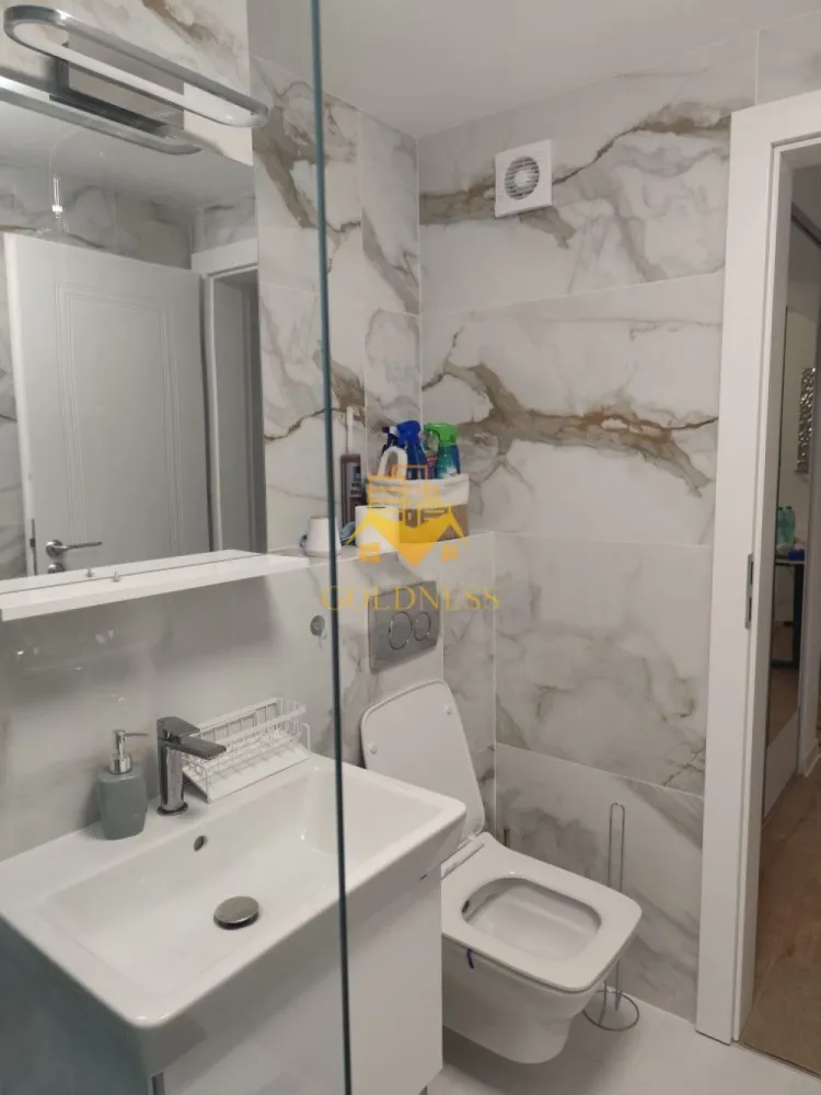 3 camere, Cartierul Manastur, zona Mehedinți, BIG, Izlazului - GOLDNESS Imobiliare vă propune spre închiriere un apartament cu 3 camere complet mobilat și utilat, la parter într-un imobil de 4 etaje, în Cartierul Manastur. Posibilitatea de parcare în zona la liber. Se află în apropierea stațiilor de transport în comun, magazine, restaurante, spații verzi, farmacii, etc. Apartamentul este compartimentat astfel: - 2 dormitoare cu pat matrimonial, dressing, noptiere - living cu bucatarie open space complet utilată și mobilată, canapea extensibilă, loc de servit masa - baie cu dus walkin, calorifer port prosop și dulap pentru depozitare. Imobilul este dotat cu toate cele necesare- centrală proprie, frigider, aragaz, hotă, mașină de spălat haine, etc. Dacă sunteți interesați de acest apartament și doriți să îl vizionați, dar și pentru alte oferte nu ezitați să ne contactați telefonic sau prin e-mail. Vă stăm la dispoziție! Pentru intermediere se percepe un comision de 50% din prețul chiriei! }}