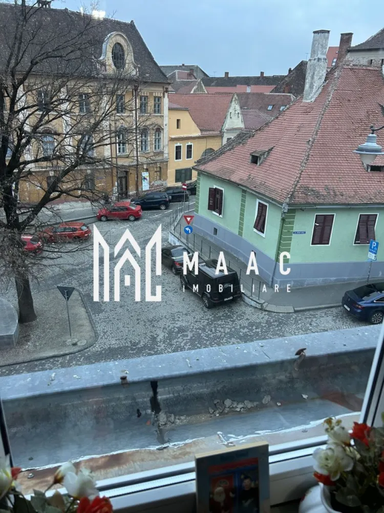 Apartament 3 Camere | 93 Mp Utili | Pivniță 7 Mp | Zonă Ultracentrală - MAAC Imobiliare vă propune spre vânzare un apartament situat în zona ultracentrală a Sibiului Vă prezentăm un apartament spațios de 3 camere, cu o suprafață utilă de 93 mp, poziționat excelent, la doar 2 minute de mers pe jos de Piața Mare – centrul istoric al orașului și una dintre cele mai reprezentative zone din Sibiu. Compartimentare și beneficii: 2 camere spațioase Bucătărie generoasă, cu posibilitate de transformare în living cu bucătărie open-space Baie Pivniță de 7 mp Acces la pod Apartamentul a fost complet renovat în anul 2025 (instalații electrice și sanitare), fiind pregătit pentru mutare imediată. Dispune de centrală proprie și încălzire prin calorifere, oferind confort pe tot parcursul anului. Avantaje: Zonă ultracentrală, la 2 minute de Piața Mare Renovare completă realizată în 2025 Instalații electrice și sanitare noi Acoperiș renovat complet în anul 2022 Posibilitate de recompartimentare în open-space Spații suplimentare: pivniță și pod Poziționarea ultracentrală reprezintă un avantaj major, cu acces rapid către restaurante, cafenele și obiective turistice. Piața Mare este un punct de referință al Sibiului, cunoscut pentru farmecul său arhitectural și atmosfera vibrantă. Pentru mai multe detalii sau pentru programarea unei vizionări, vă rugăm să ne contactați specificând ID:CP2993048 }}