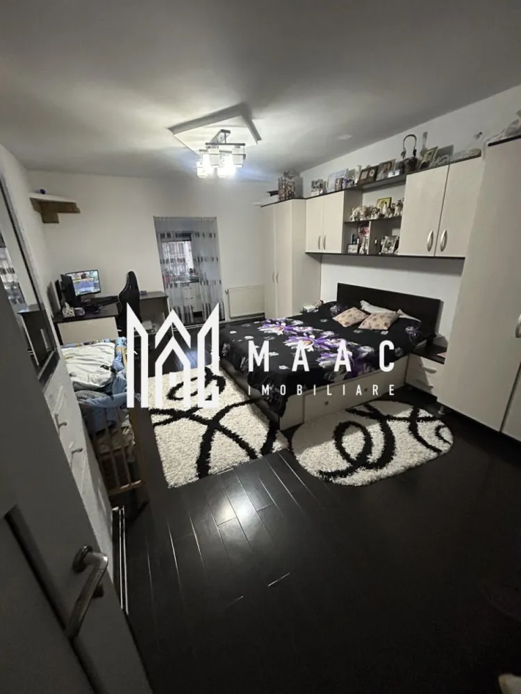 Apartament 3 Camere | 93 Mp Utili | Pivniță 7 Mp | Zonă Ultracentrală - MAAC Imobiliare vă propune spre vânzare un apartament situat în zona ultracentrală a Sibiului Vă prezentăm un apartament spațios de 3 camere, cu o suprafață utilă de 93 mp, poziționat excelent, la doar 2 minute de mers pe jos de Piața Mare – centrul istoric al orașului și una dintre cele mai reprezentative zone din Sibiu. Compartimentare și beneficii: 2 camere spațioase Bucătărie generoasă, cu posibilitate de transformare în living cu bucătărie open-space Baie Pivniță de 7 mp Acces la pod Apartamentul a fost complet renovat în anul 2025 (instalații electrice și sanitare), fiind pregătit pentru mutare imediată. Dispune de centrală proprie și încălzire prin calorifere, oferind confort pe tot parcursul anului. Avantaje: Zonă ultracentrală, la 2 minute de Piața Mare Renovare completă realizată în 2025 Instalații electrice și sanitare noi Acoperiș renovat complet în anul 2022 Posibilitate de recompartimentare în open-space Spații suplimentare: pivniță și pod Poziționarea ultracentrală reprezintă un avantaj major, cu acces rapid către restaurante, cafenele și obiective turistice. Piața Mare este un punct de referință al Sibiului, cunoscut pentru farmecul său arhitectural și atmosfera vibrantă. Pentru mai multe detalii sau pentru programarea unei vizionări, vă rugăm să ne contactați specificând ID:CP2993048 }}