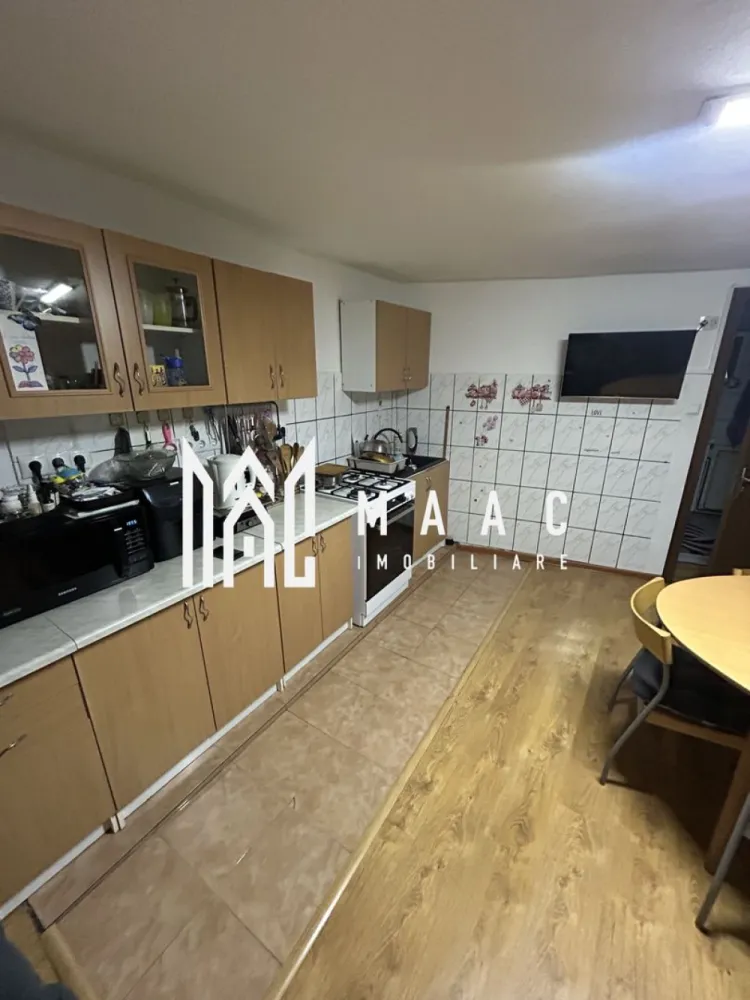 Apartament 3 Camere | 93 Mp Utili | Pivniță 7 Mp | Zonă Ultracentrală - MAAC Imobiliare vă propune spre vânzare un apartament situat în zona ultracentrală a Sibiului Vă prezentăm un apartament spațios de 3 camere, cu o suprafață utilă de 93 mp, poziționat excelent, la doar 2 minute de mers pe jos de Piața Mare – centrul istoric al orașului și una dintre cele mai reprezentative zone din Sibiu. Compartimentare și beneficii: 2 camere spațioase Bucătărie generoasă, cu posibilitate de transformare în living cu bucătărie open-space Baie Pivniță de 7 mp Acces la pod Apartamentul a fost complet renovat în anul 2025 (instalații electrice și sanitare), fiind pregătit pentru mutare imediată. Dispune de centrală proprie și încălzire prin calorifere, oferind confort pe tot parcursul anului. Avantaje: Zonă ultracentrală, la 2 minute de Piața Mare Renovare completă realizată în 2025 Instalații electrice și sanitare noi Acoperiș renovat complet în anul 2022 Posibilitate de recompartimentare în open-space Spații suplimentare: pivniță și pod Poziționarea ultracentrală reprezintă un avantaj major, cu acces rapid către restaurante, cafenele și obiective turistice. Piața Mare este un punct de referință al Sibiului, cunoscut pentru farmecul său arhitectural și atmosfera vibrantă. Pentru mai multe detalii sau pentru programarea unei vizionări, vă rugăm să ne contactați specificând ID:CP2993048 }}