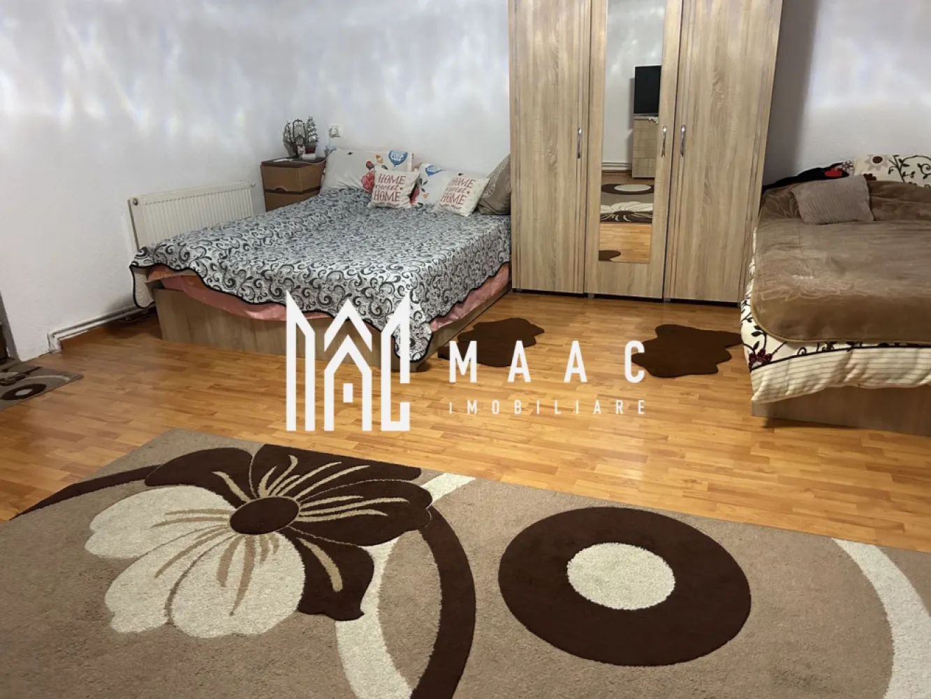 Apartament 3 Camere | 93 Mp Utili | Pivniță 7 Mp | Zonă Ultracentrală - MAAC Imobiliare vă propune spre vânzare un apartament situat în zona ultracentrală a Sibiului Vă prezentăm un apartament spațios de 3 camere, cu o suprafață utilă de 93 mp, poziționat excelent, la doar 2 minute de mers pe jos de Piața Mare – centrul istoric al orașului și una dintre cele mai reprezentative zone din Sibiu. Compartimentare și beneficii: 2 camere spațioase Bucătărie generoasă, cu posibilitate de transformare în living cu bucătărie open-space Baie Pivniță de 7 mp Acces la pod Apartamentul a fost complet renovat în anul 2025 (instalații electrice și sanitare), fiind pregătit pentru mutare imediată. Dispune de centrală proprie și încălzire prin calorifere, oferind confort pe tot parcursul anului. Avantaje: Zonă ultracentrală, la 2 minute de Piața Mare Renovare completă realizată în 2025 Instalații electrice și sanitare noi Acoperiș renovat complet în anul 2022 Posibilitate de recompartimentare în open-space Spații suplimentare: pivniță și pod Poziționarea ultracentrală reprezintă un avantaj major, cu acces rapid către restaurante, cafenele și obiective turistice. Piața Mare este un punct de referință al Sibiului, cunoscut pentru farmecul său arhitectural și atmosfera vibrantă. Pentru mai multe detalii sau pentru programarea unei vizionări, vă rugăm să ne contactați specificând ID:CP2993048 }}