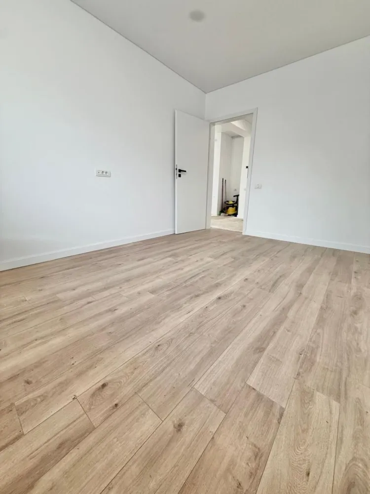 Ap. 2 cam. aprilie 2026 zona Militari Residence - TVA INCLUS !! Bine ati venit intr-o oaza de confort și rafinament în inima cartierului Militari Residence! Aceasta proprietate îți oferă o oportunitate unică de a locui într-un spațiu elegant, perfect adaptat pentru nevoile tale. Detalii Cheie: Locație Ideală: Situat în cartierul Militari Residence, acest apartament oferă acces facil la toate facilitățile urbane, incluzând magazine, restaurante, parcuri și centre de învățământ. Design Modern: Cu finisaje de înaltă calitate, acest apartament emană eleganță și confort. Spațiile luminoase și bine iluminate se îmbină perfect pentru a crea un ambient primitor și relaxant. 2 Camere spațioase: Cu două camere generoase, acest apartament este potrivit pentru cupluri sau familii mici în căutarea unei locuințe confortabile și practică. Balcon Privat: Beneficiază de un balcon privat, unde poți savura o cafea în timp ce te bucuri de aerul proaspăt și de priveliștea încântătoare a cartierului. Facilități Suplimentare: Parcare Asigurată: poti beneficia contra-cost de loc de parcare privat, oferindu-ți comoditate și siguranță pentru mașină. Securitate 24/7: Militari Residence este un cartier sigur, astfel încât să te poți bucura de liniște și pace în fiecare zi. Acces Rapid la Transport Public: Cu acces ușor la mijloacele de transport în comun, te vei bucura de conexiuni rapide către orice destinație din București. Nu rata ocazia de a locui într-un apartament ce oferă combinația perfectă între confort, stil și funcționalitate. Contactează-ne astăzi pentru a programa o vizionare și a începe o nouă etapă a vieții tale într-o locuință de vis! }}