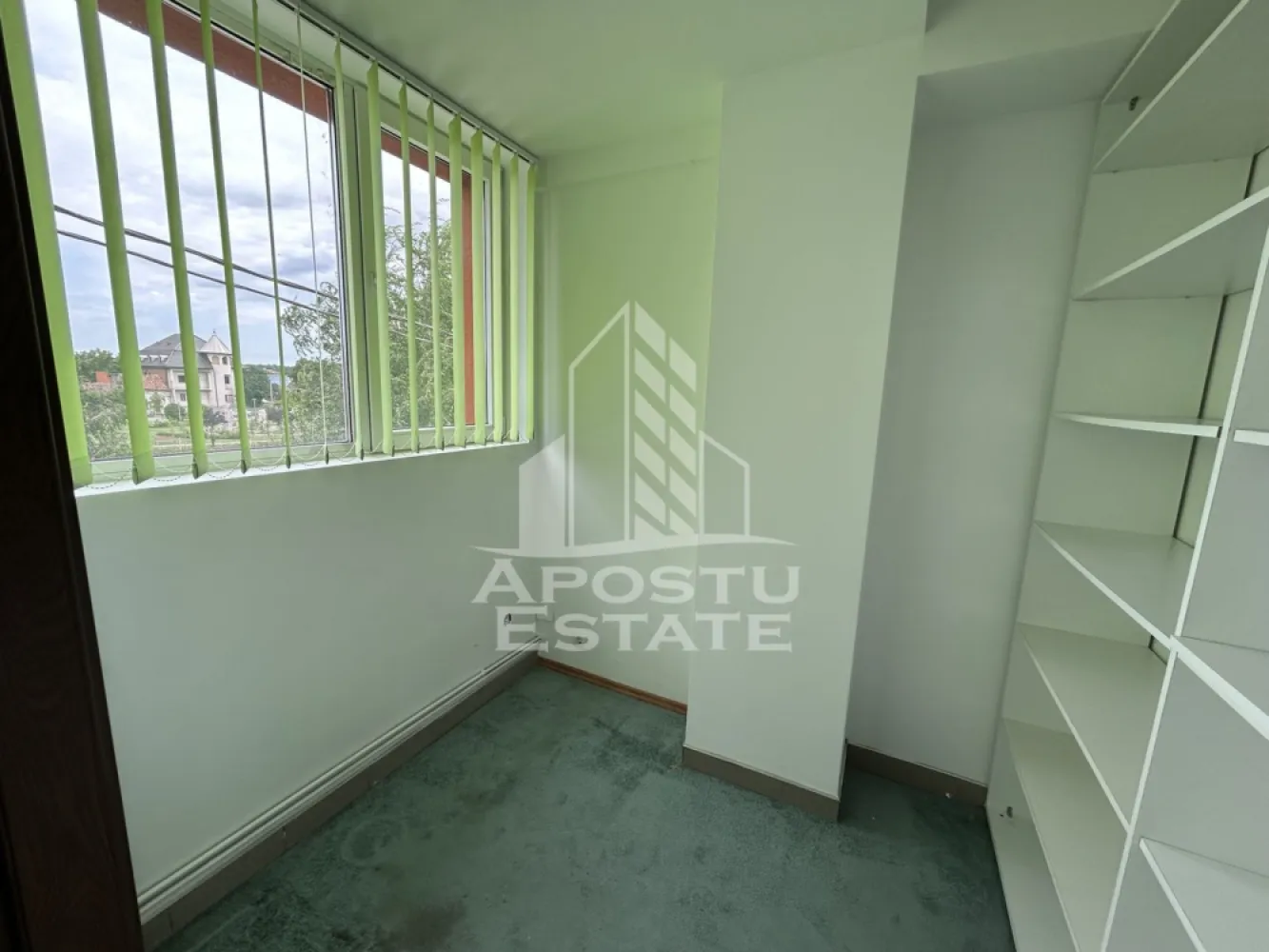 Spațiu birouri 116 mp de închiriat, zona Andrei Saguna. - Agentia imobiliara APOSTU ESTATE va ofera spre inchiriere spațiu pentru birouri , de 116 mp, in zona Andrei Saguna Timisoara.

Spațiul este amplasat la etajul 1 al unei cladiri de birouri, are suprafata totala de 116 mp, compus doua încaperi .
Grupurile sanitare sunt pe holul comun al clădirii. Contorizare separata pentru curent.
In imediata apropiere a clădirii sunt disponibile locuri de parcare.
Confortul termic este asigurat de centrala proprie,a clădirii , pe gaz si calorifere.
Biroul dispune de 3 instralatii de climatizare.

Va asteptam cu drag pentru o vizionare.

CP3200818